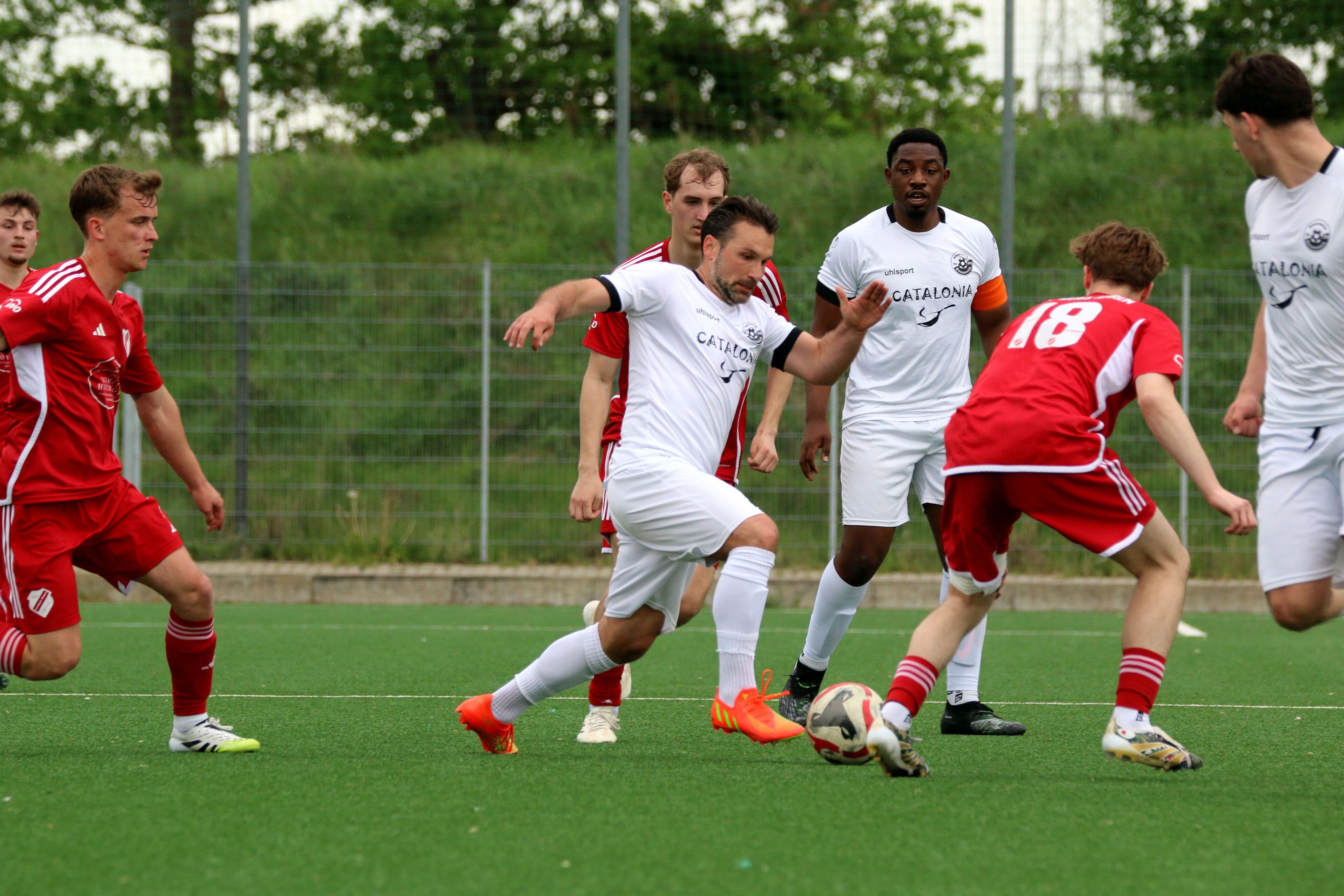Beim Antritt ist Bessenichs Spieler Saky Noutsos.