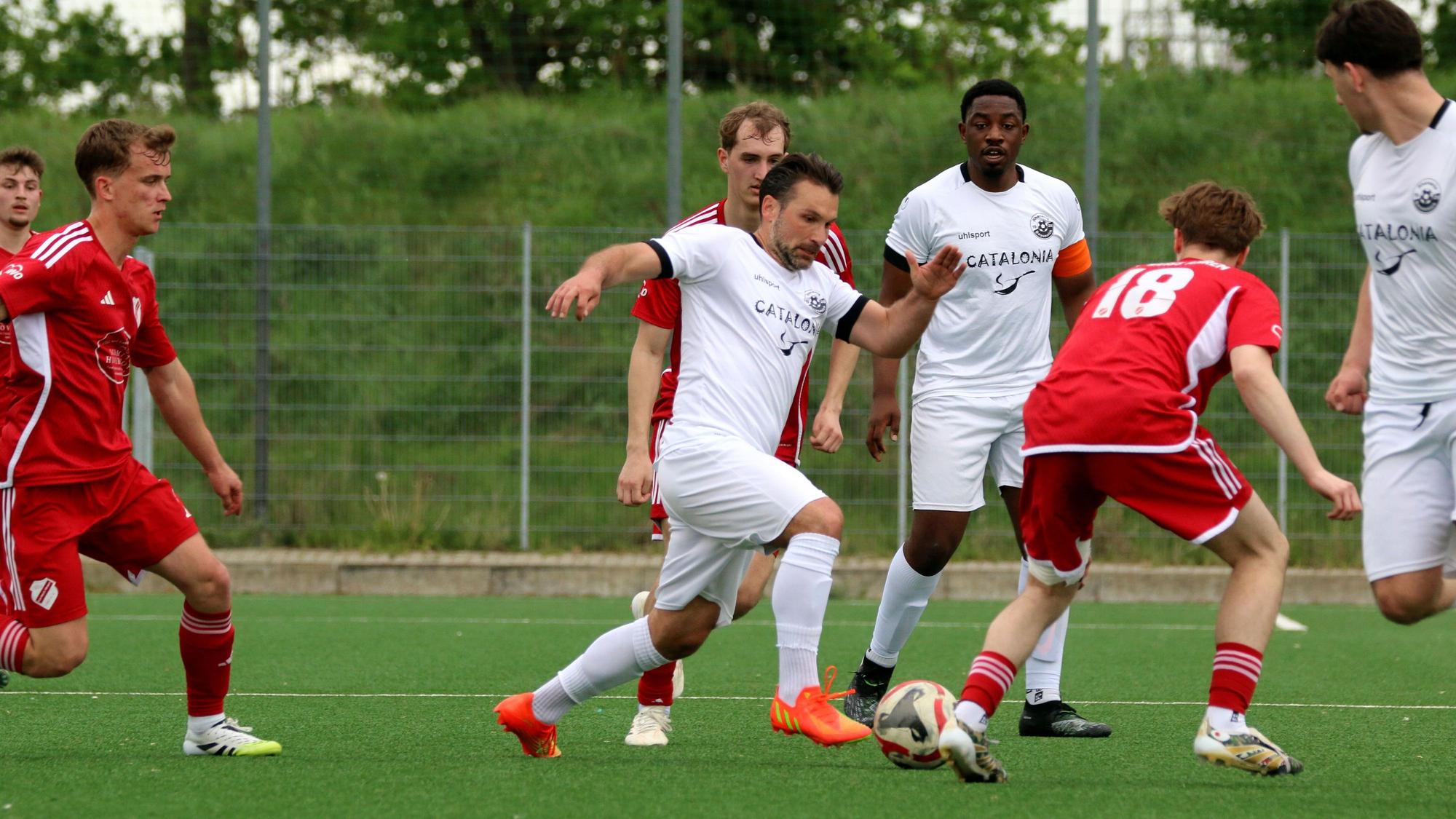 Beim Antritt ist Bessenichs Spieler Saky Noutsos.