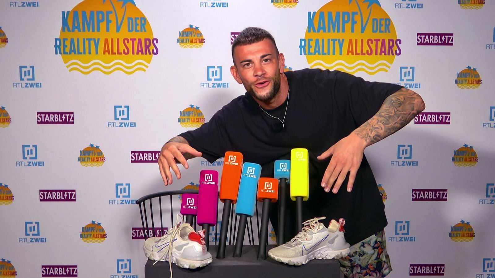 Sams Schuhe klauen? Kein Problem für Serkan!  (Bild: RTLZWEI)