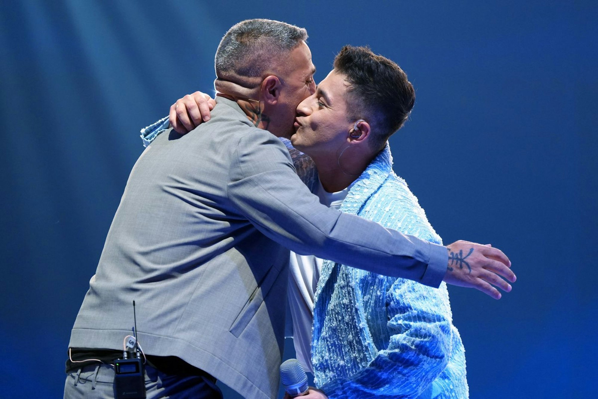 Abii Faizan (24) kriegt nach seinem Auftritt mit „Kiss Me“ von Dermot Kennedy viel Lob und einen Kuss von Juror Bushido. (Bild: RTL/Stefan Grogorowius)