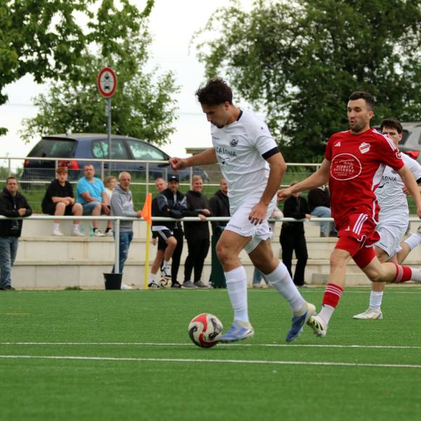 Arber Jashanica führt den Ball und wird von zwei Gegenspielern verfolgt.
