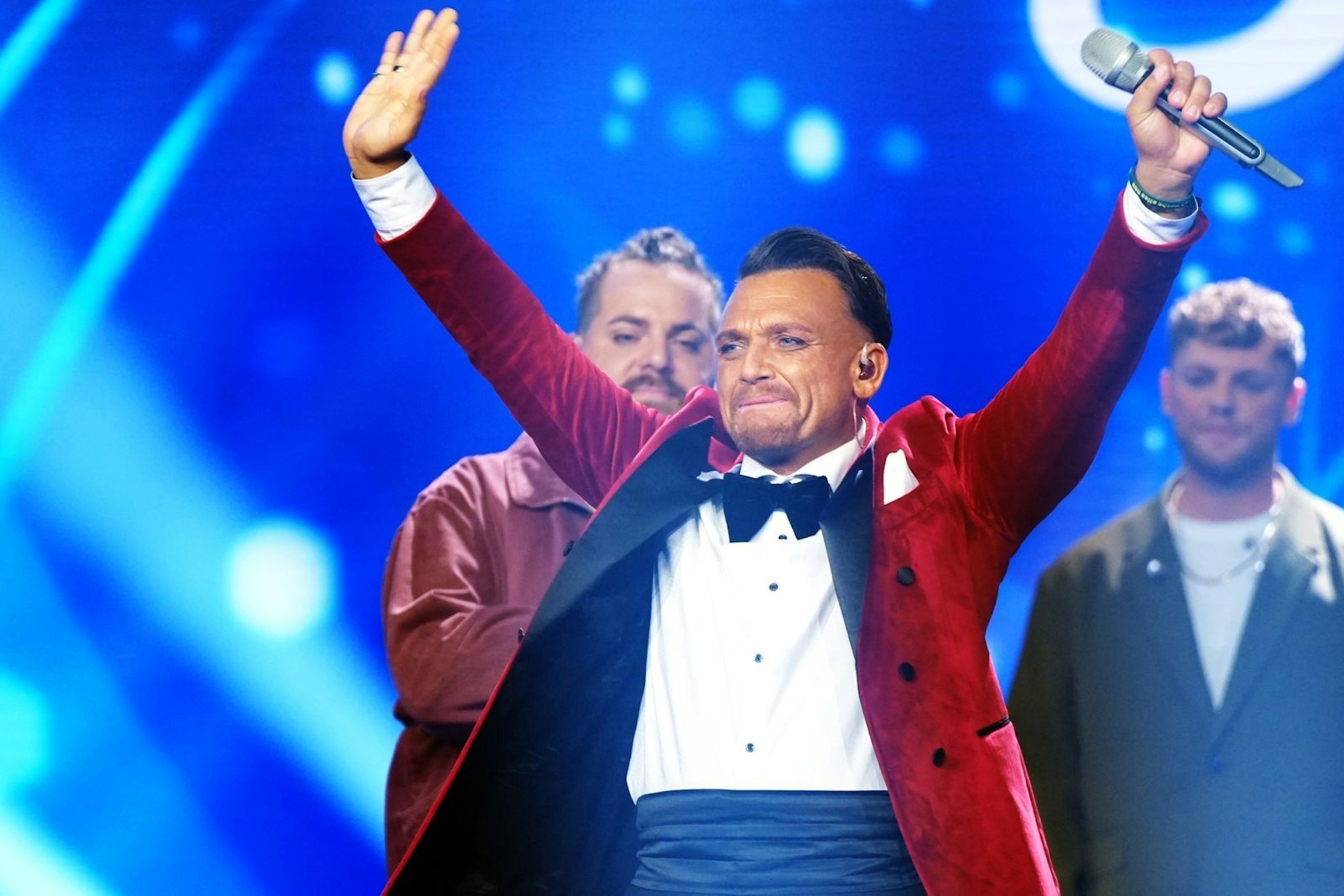 Erste Finalteilnehmerin wird Constance, dann folgen Abii und Menowin (Bild), der Dieter Bohlen einen dicken Kuss gibt. (Bild: RTL/STefan Gregorowius)
