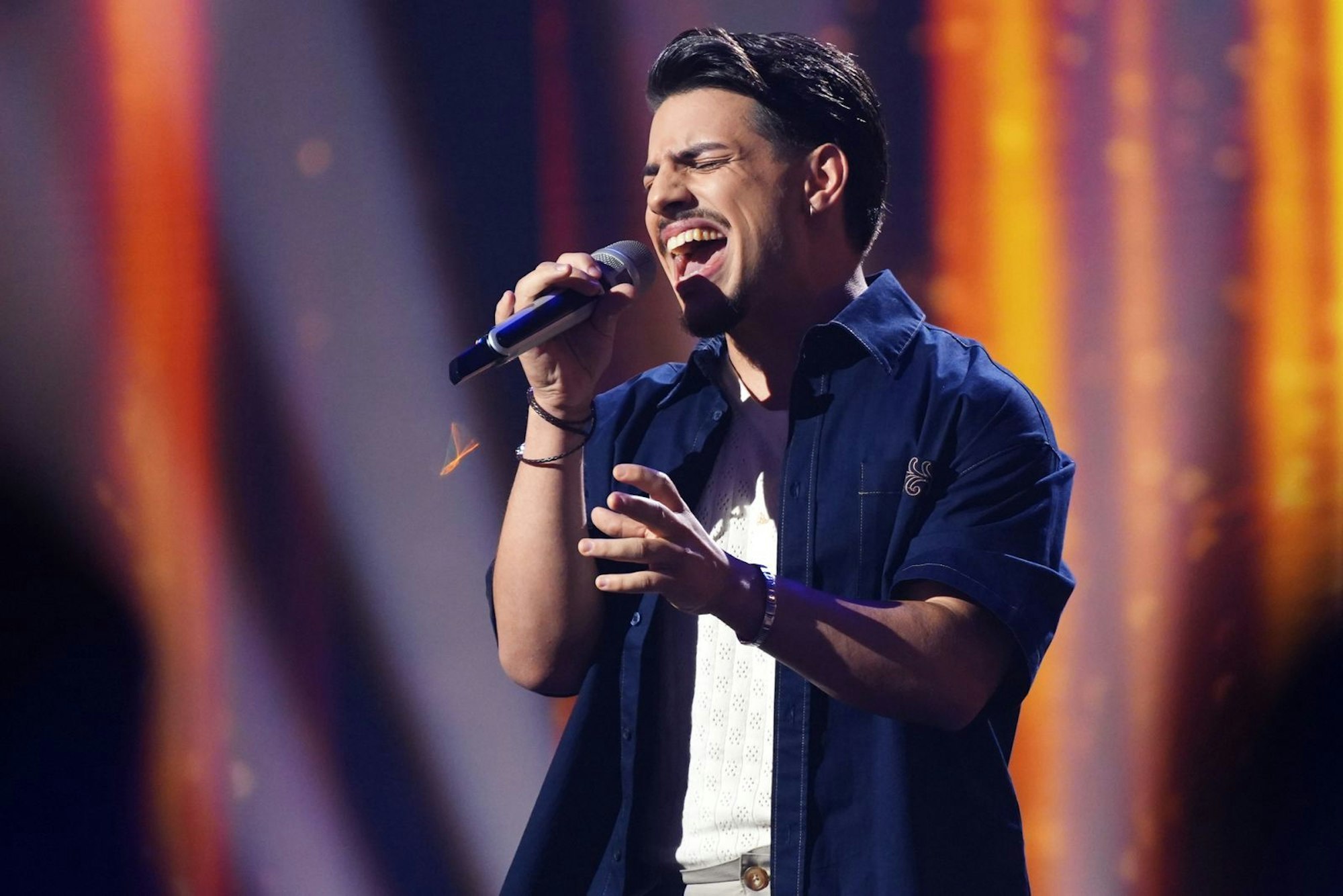 Paco Lazar Simic (23) widmet die Monsterballade „You're Still The One“ (Teddy Swims) seiner verstorbenen Oma. (Bild: RTL/Stefan Gregorowius)