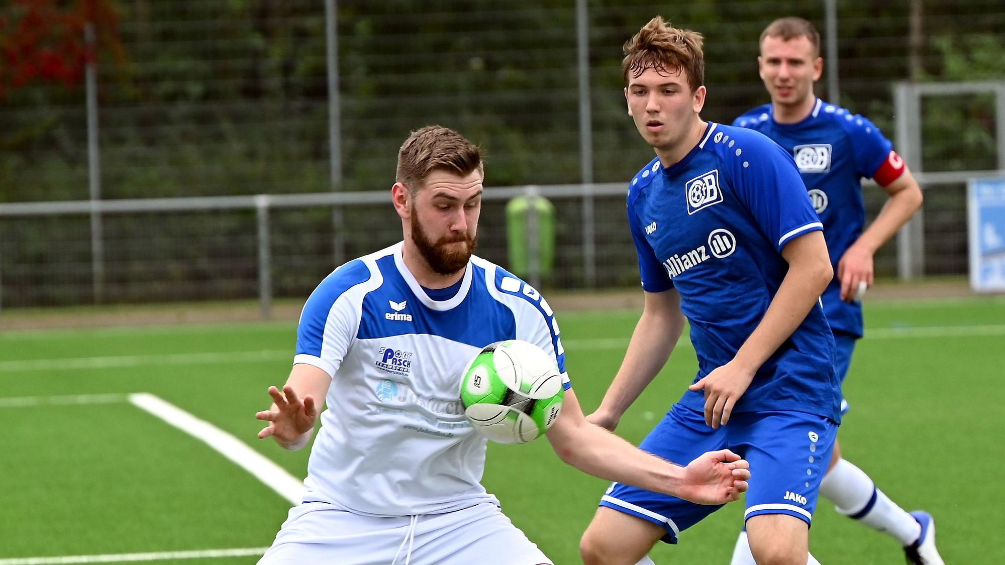 Fußball
Bergfried Leverkusen - Ford Niehl
vorne: Marcel Heßdörfer (Leverk)
Foto: Uli Herhaus