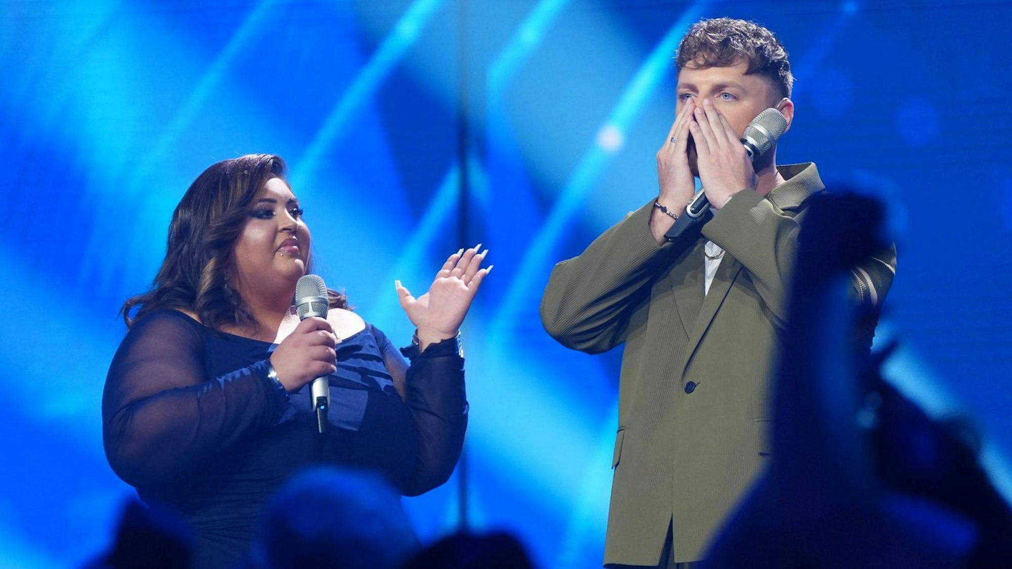 Die erste Entscheidung: Im „Showdown“ treten Kadischa Weiß und Maric Verch gegeneinander an. Maric erhält mehr Stimmen von den DSDS-Fans und darf im Halbfinale antreten - Kadischa scheidet aus. (Bild: RTL/Stefan Gregorowius)
