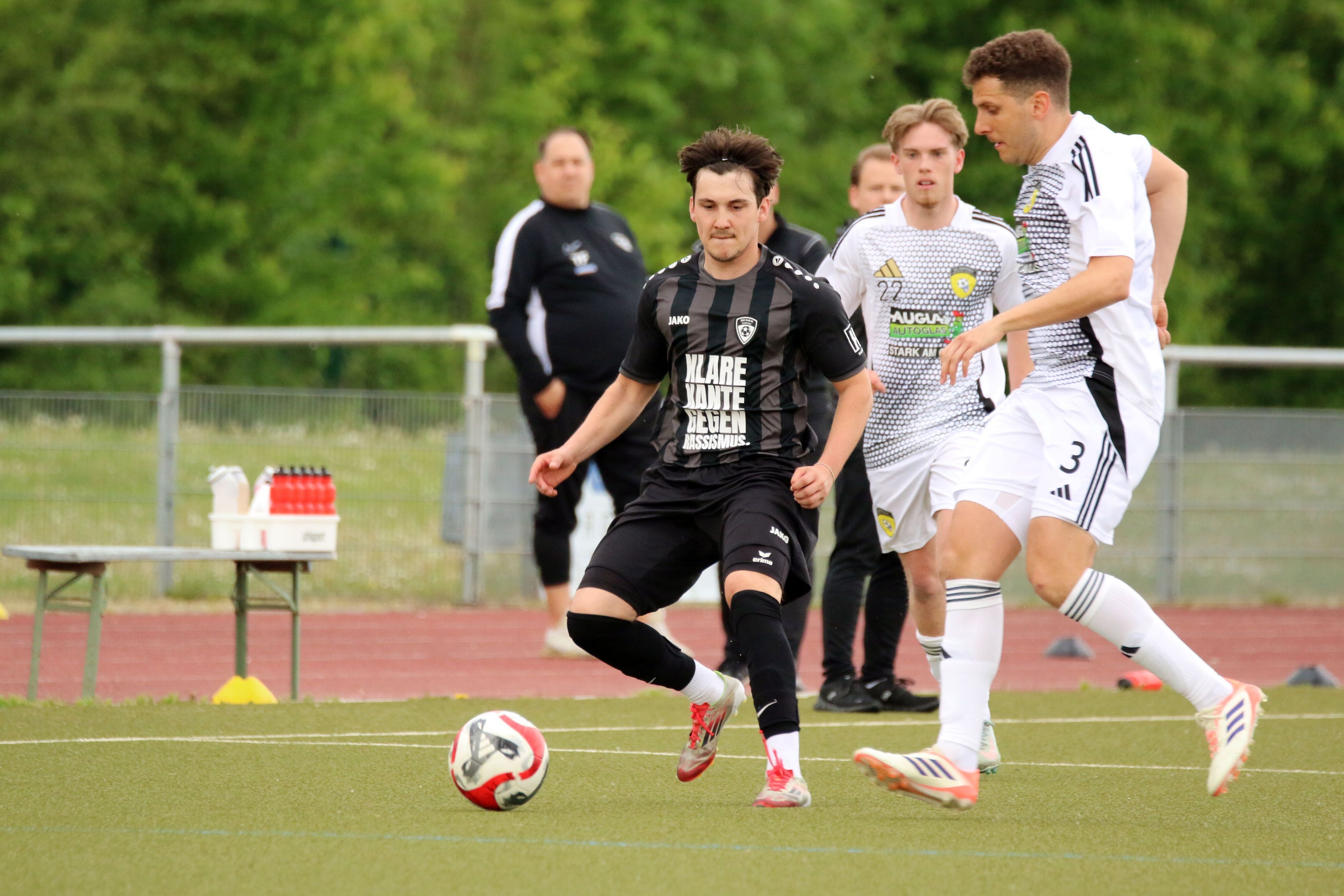 Nicolas Woywod ist mit einem Spieler von Erftstadt-Lechenich im Kampf um den Ball.