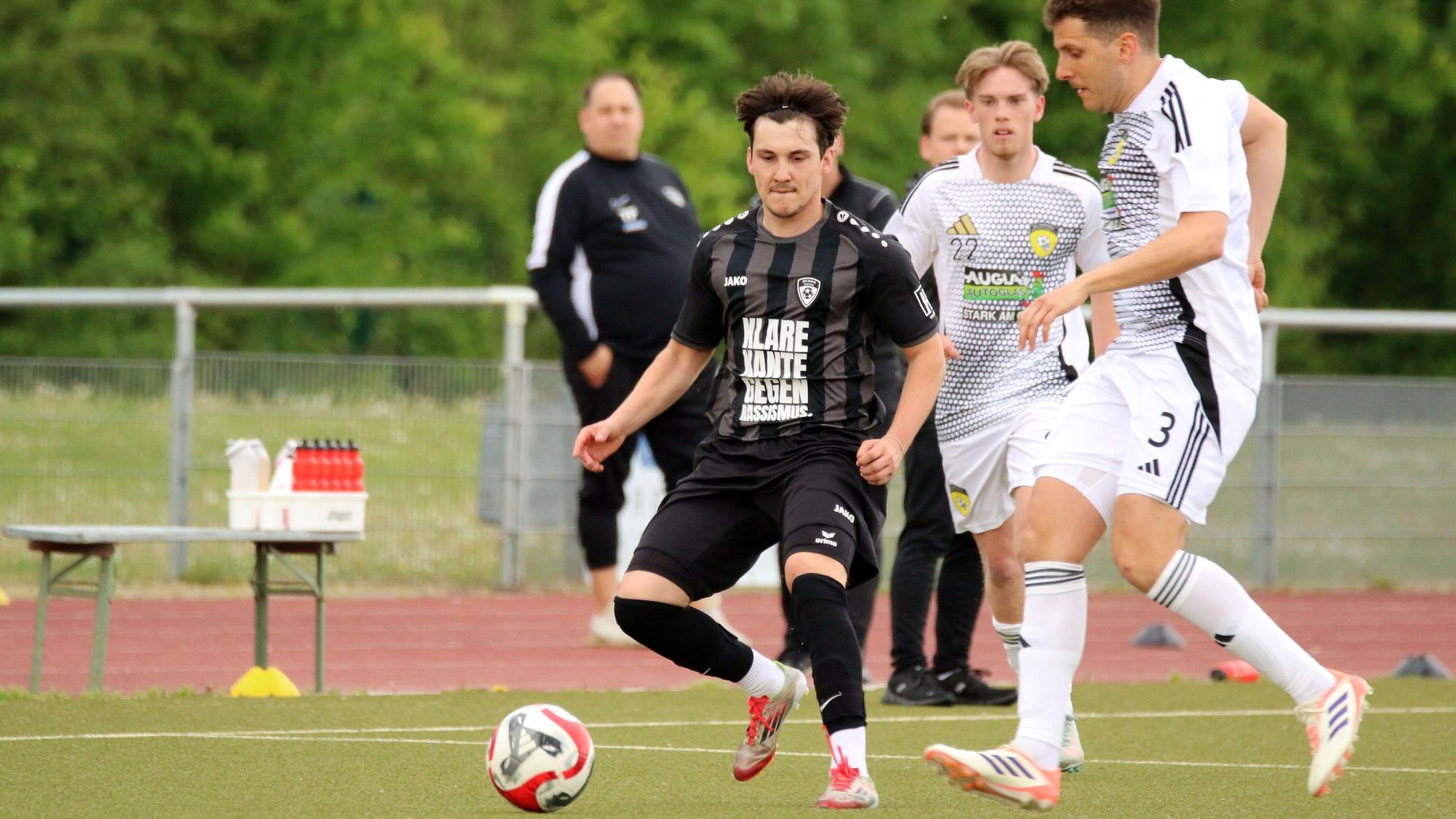 Nicolas Woywod ist mit einem Spieler von Erftstadt-Lechenich im Kampf um den Ball.