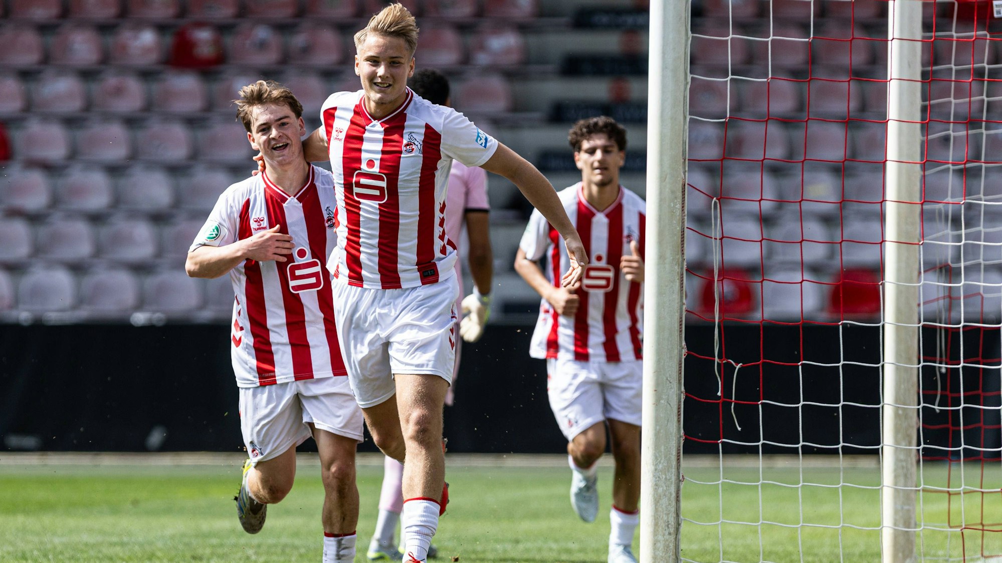 A-Junioren Bundesliga U19 Achtelfinale: 1. FC Köln U19 - FC Bayern München U19 02.05.2026 1. FC Köln U19 bejubelt das Tor, 1:0 durch Fynn Schenten 1. FC Köln U19, 9 A-Junioren Bundesliga U19 Achtelfinale: 1. FC Köln U19 - FC Bayern München U19 Franz-Kremer-Stadion, Köln 02.05.2026 DFL egulations prohibit any use of photographs as image sequences and/or quasi video. *** A Junioren Bundesliga U19 Achtelfinale 1 FC Köln U19 FC Bayern München U19 02 05 2026 1 FC Köln U19 celebrates the goal, 1 0 by Fynn Schenten 1 FC Köln U19, 9 A Junioren Bundesliga U19 Achtelfinale 1 FC Köln U19 FC Bayern München U19 Franz Kremer Stadion, Köln 02 05 2026 DFL egulations prohibit any use of photographs as image sequences and or quasi video Copyright: xBEAUTIFULxSPORTS/Buriakovx
