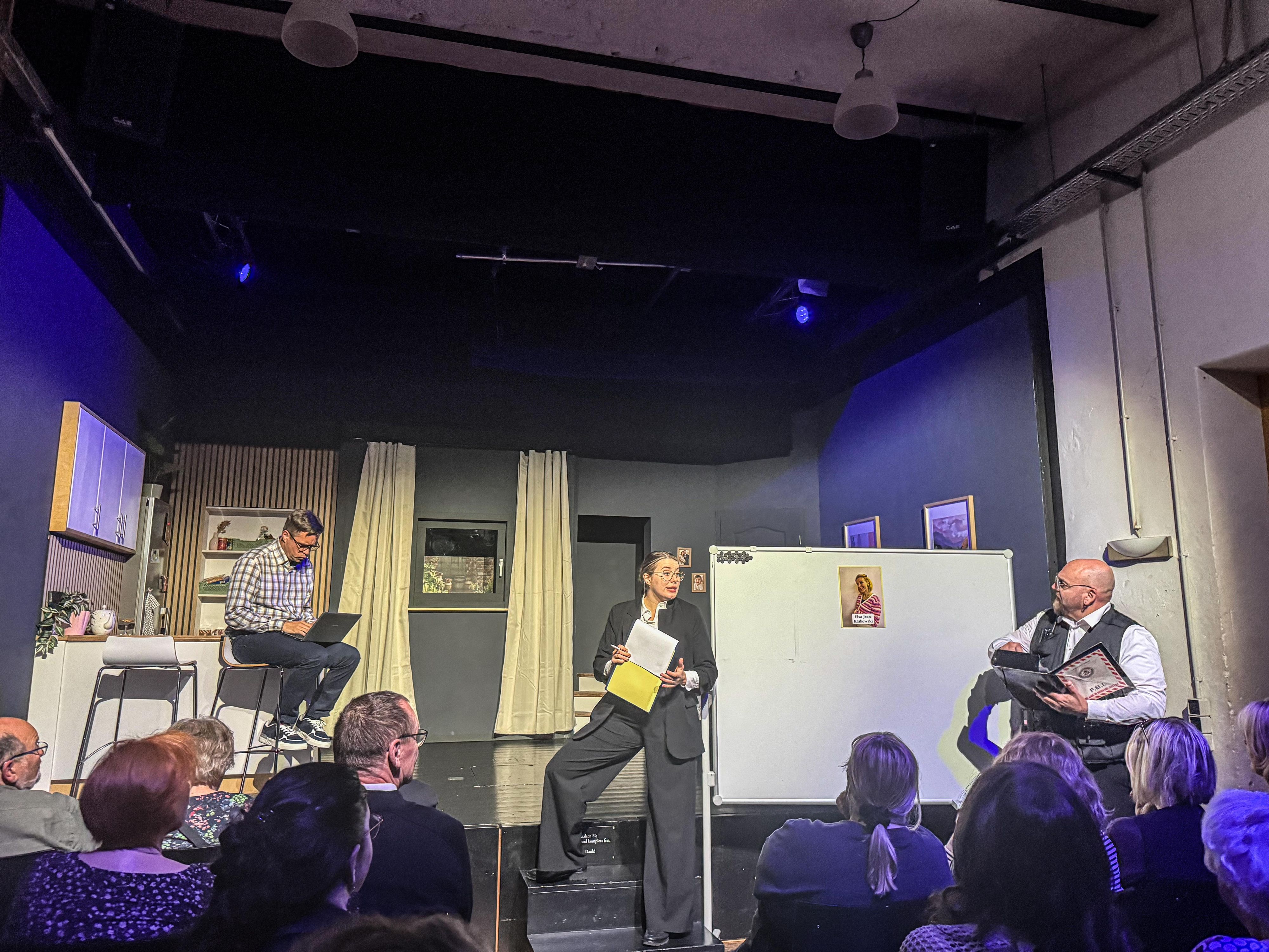 Regisseurin Melanie Rehbein und das Schauspiel-Ensemble bringen die Krimikomödie „Eine Mordsfreundin“ von Steven Moffat pointiert auf die Bühne.