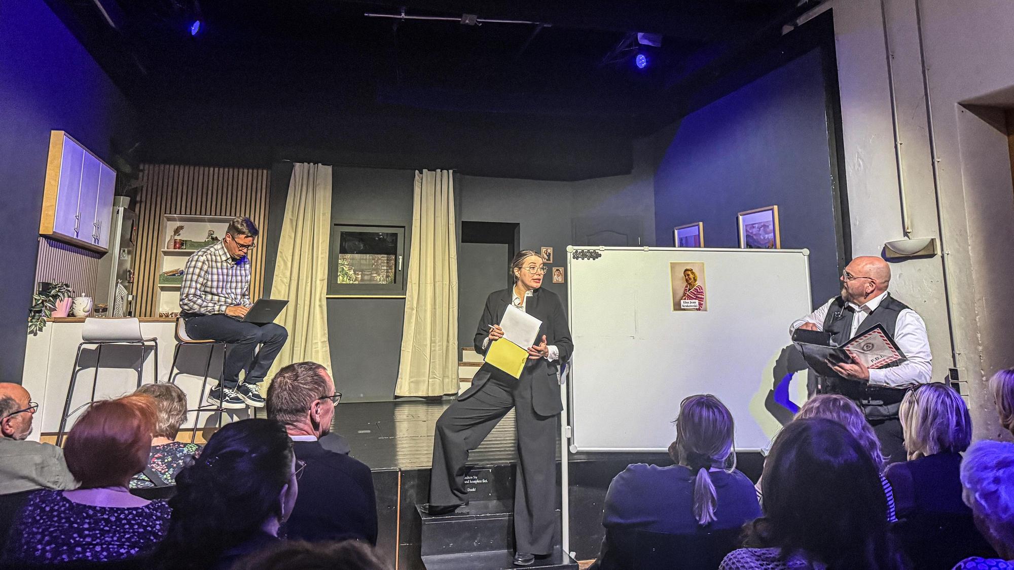 Regisseurin Melanie Rehbein und das Schauspiel-Ensemble bringen die Krimikomödie „Eine Mordsfreundin“ von Steven Moffat pointiert auf die Bühne.