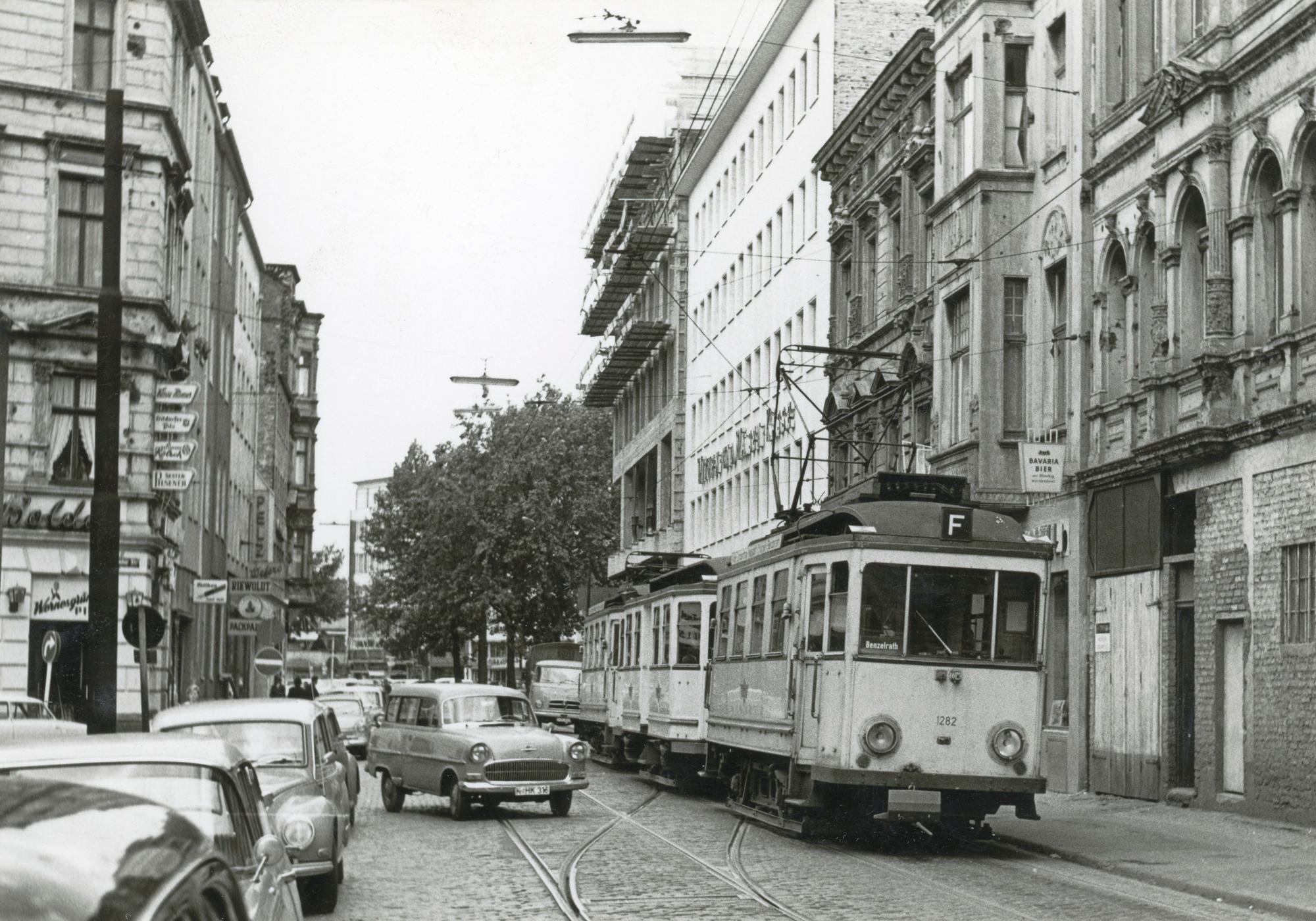 Auf dem Bild ist eine Schwarz-Weiß-Aufnahme von Finchen bei der Fahrt durch Köln zu sehen.