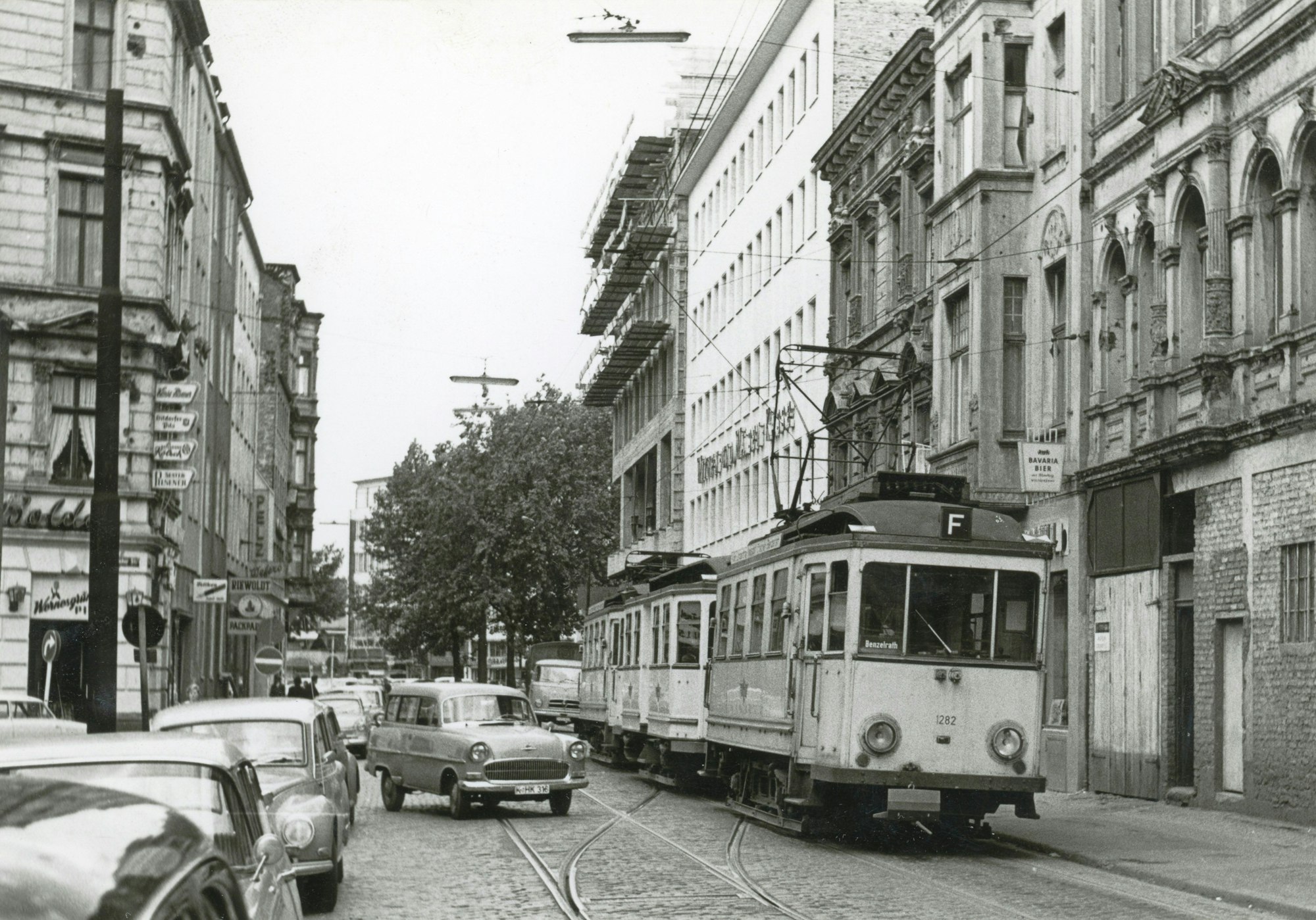 Auf dem Bild ist eine Schwarz-Weiß-Aufnahme von Finchen bei der Fahrt durch Köln zu sehen.