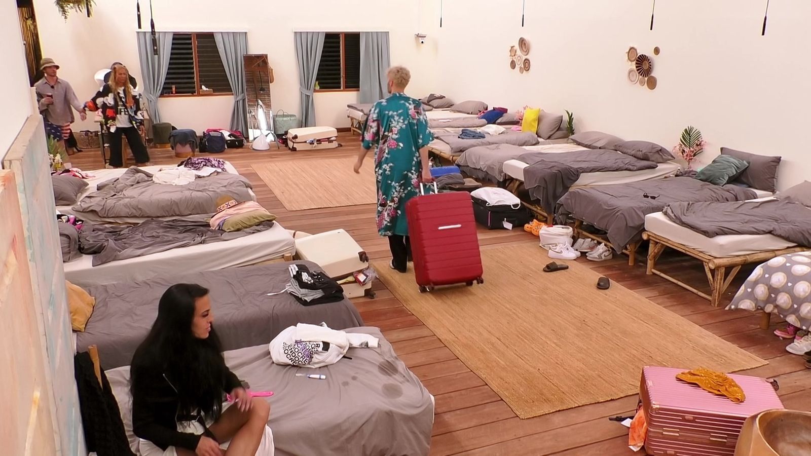 Sam muss seinen Koffer abgeben.  (Bild: RTLZWEI)