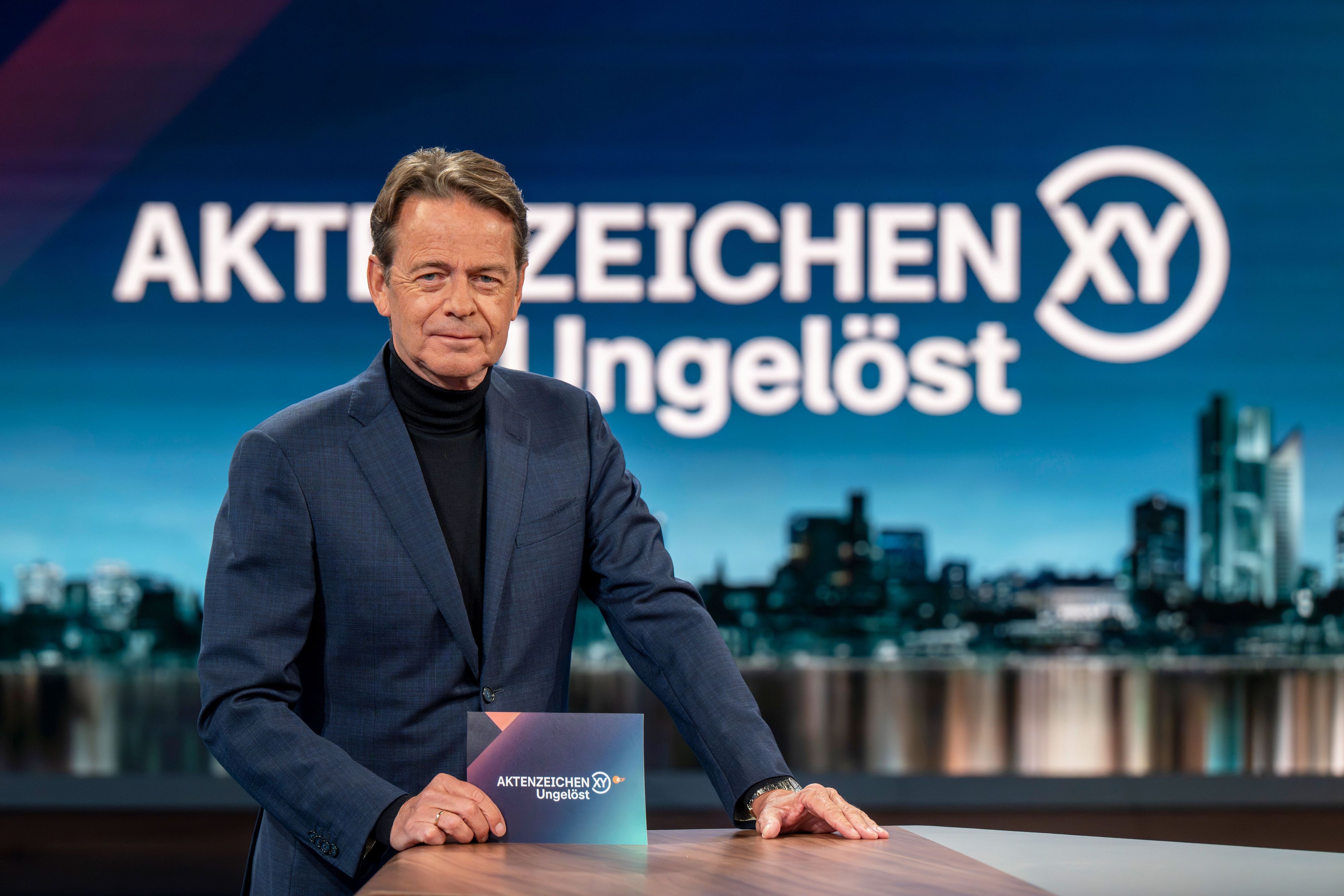 ARCHIV - 04.11.2025, Bayern, München: Moderator Rudi Cerne steht im ZDF-Studio von "Aktenzeichen XY… Ungelöst" auf dem Bavaria Film Gelände. (zu dpa: «Leiche im Wattenmeer - viele Hinweise, noch kein Durchbruch») Foto: Peter Kneffel/dpa +++ dpa-Bildfunk +++