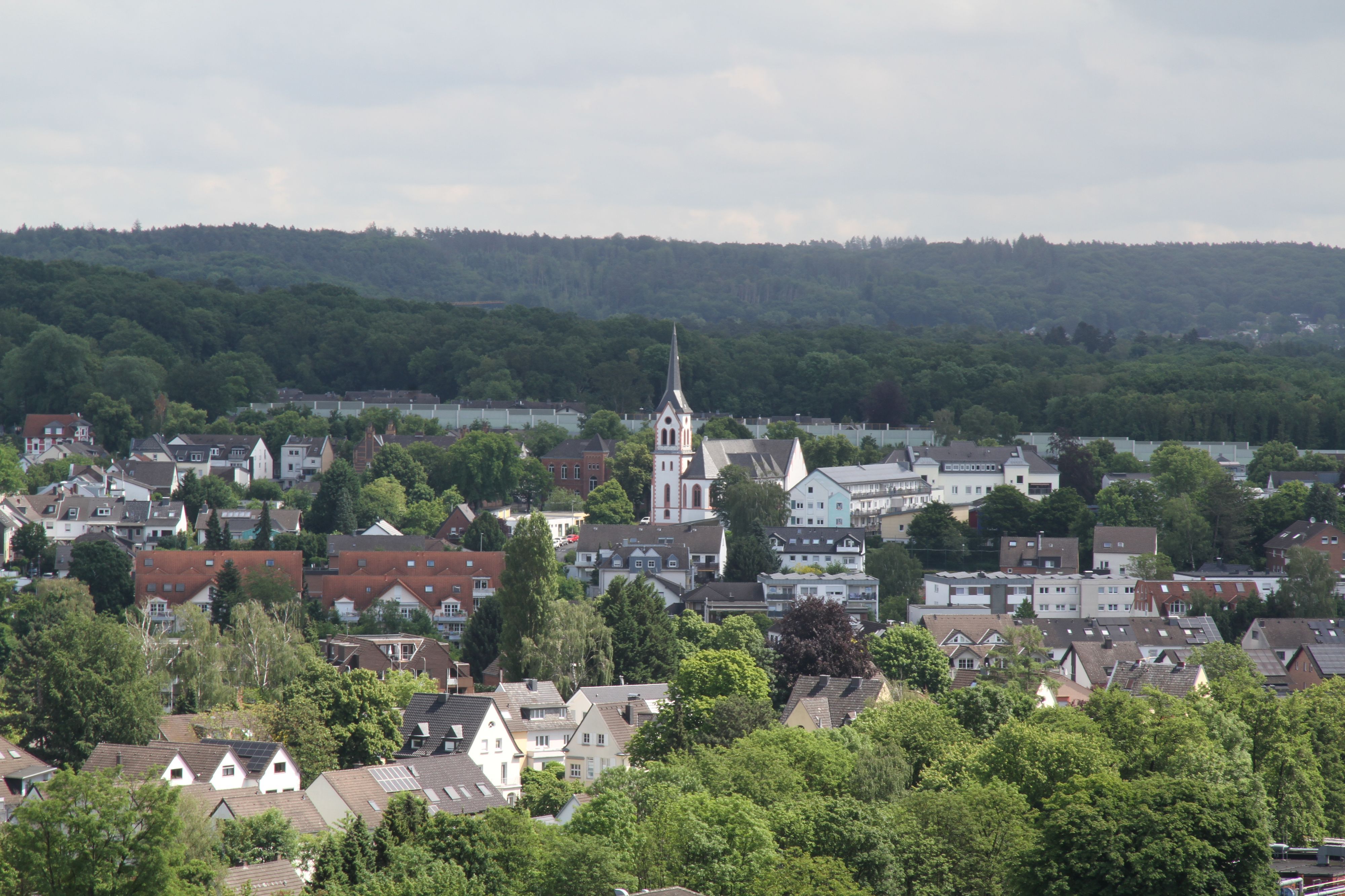 Blick auf Siegburg Wolsdorf mit der Kirche St. Dreifaltigkeit