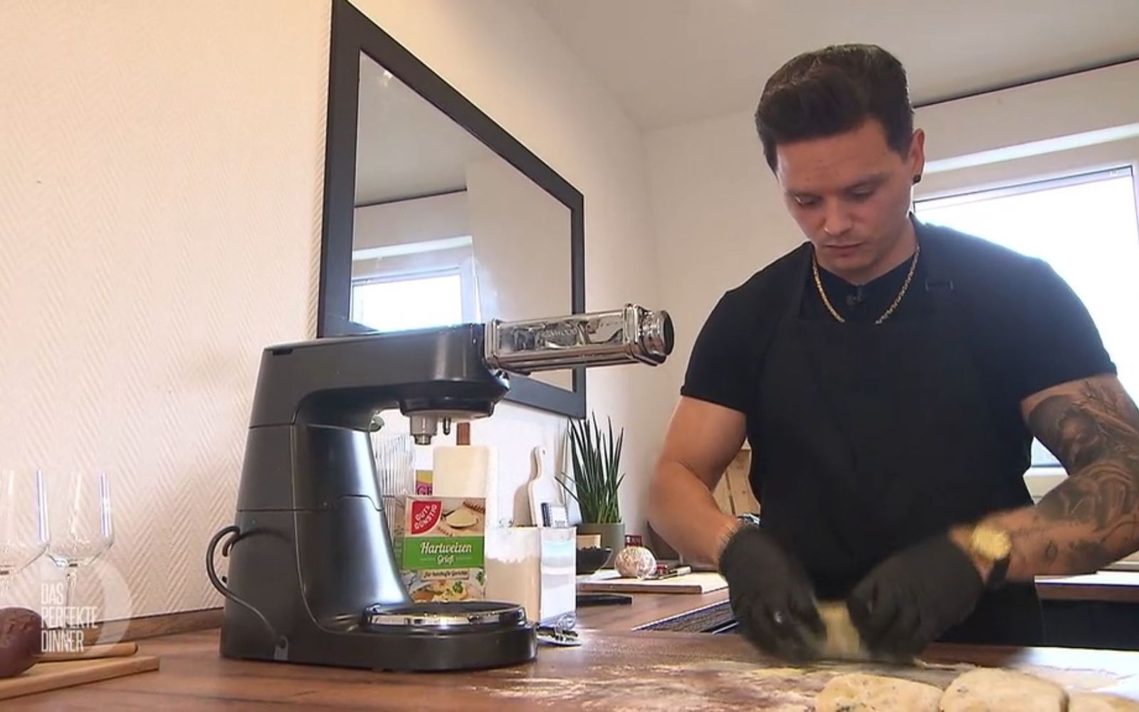 Der Pastateig bereitet Timo große Probleme. Der Übeltäter: zu feuchter Spinat.
 (Bild: RTL)