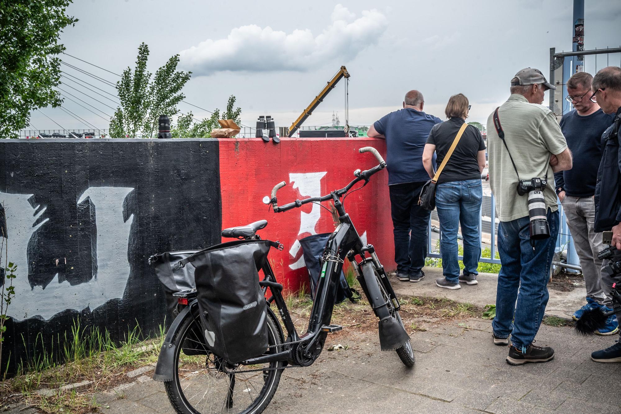 Einsetzen eines großen Stahlelements auf Stützen der Leverkusener Brücke. Bild: Ralf Krieger