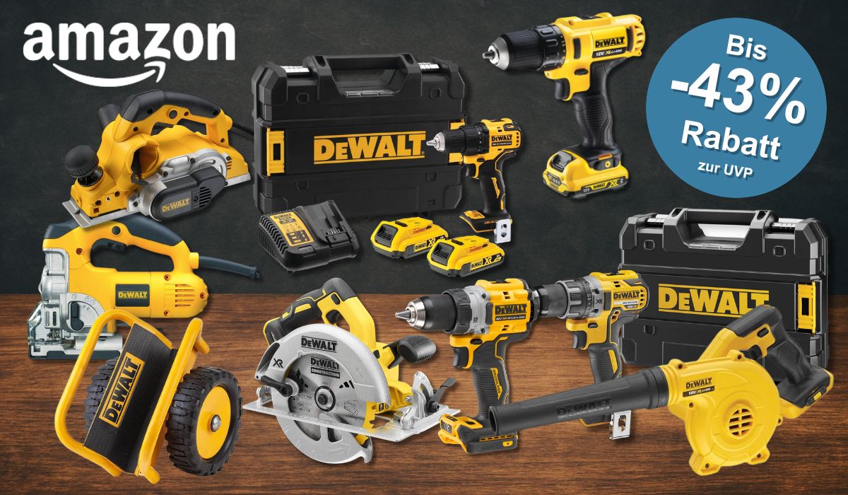 DeWalt Elektrowerkzeug wie Akku-Bohrschrauber, Elektrohobel, Stichsäge oder Kreissäge sowie Zubehör vor einer dunklen Steinwand und einem braunen Holzboden mit Maserung.