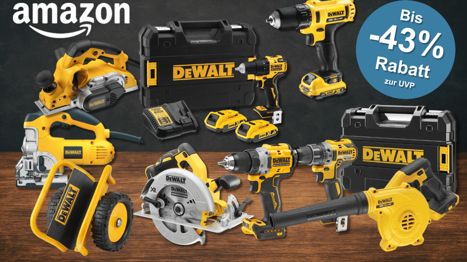 DeWalt Elektrowerkzeug wie Akku-Bohrschrauber, Elektrohobel, Stichsäge oder Kreissäge sowie Zubehör vor einer dunklen Steinwand und einem braunen Holzboden mit Maserung.