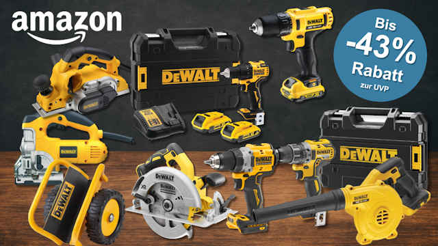 DeWalt Elektrowerkzeug wie Akku-Bohrschrauber, Elektrohobel, Stichsäge oder Kreissäge sowie Zubehör vor einer dunklen Steinwand und einem braunen Holzboden mit Maserung.