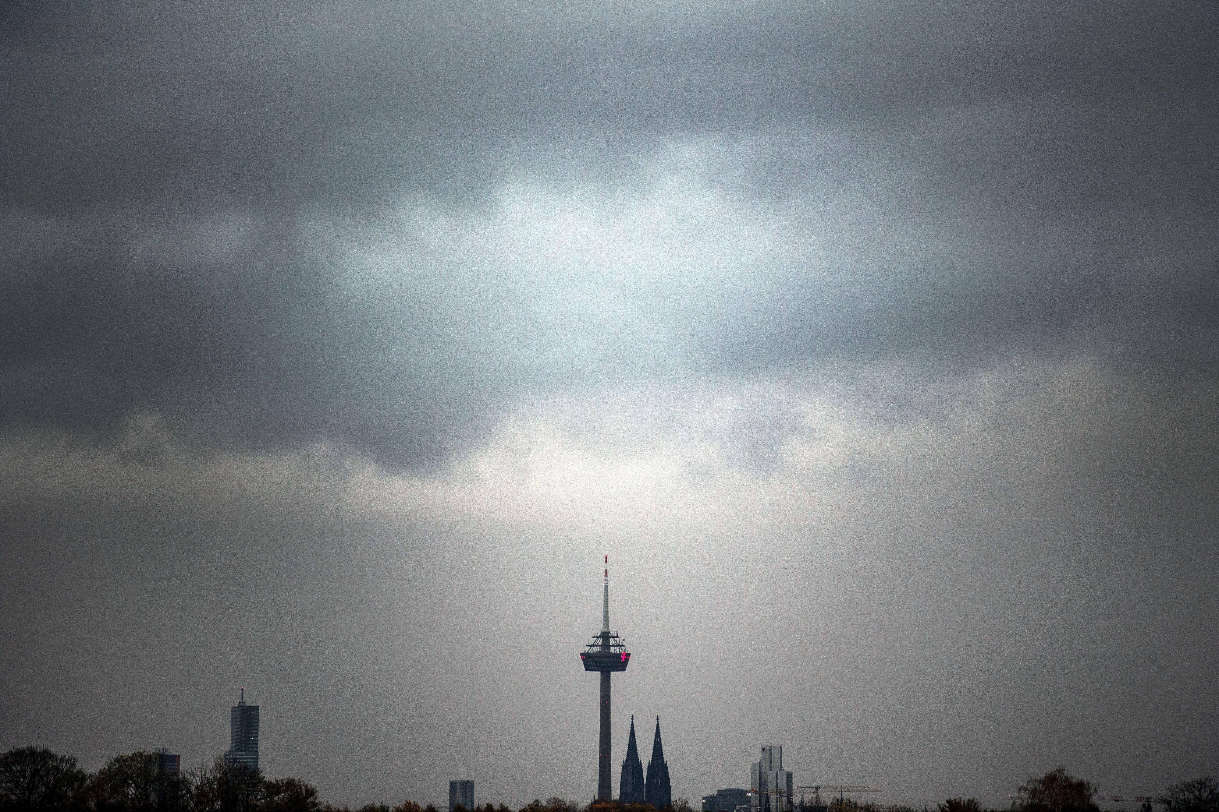Köln: Wolken ziehen über den Kölner Dom und den Fernsehturm.