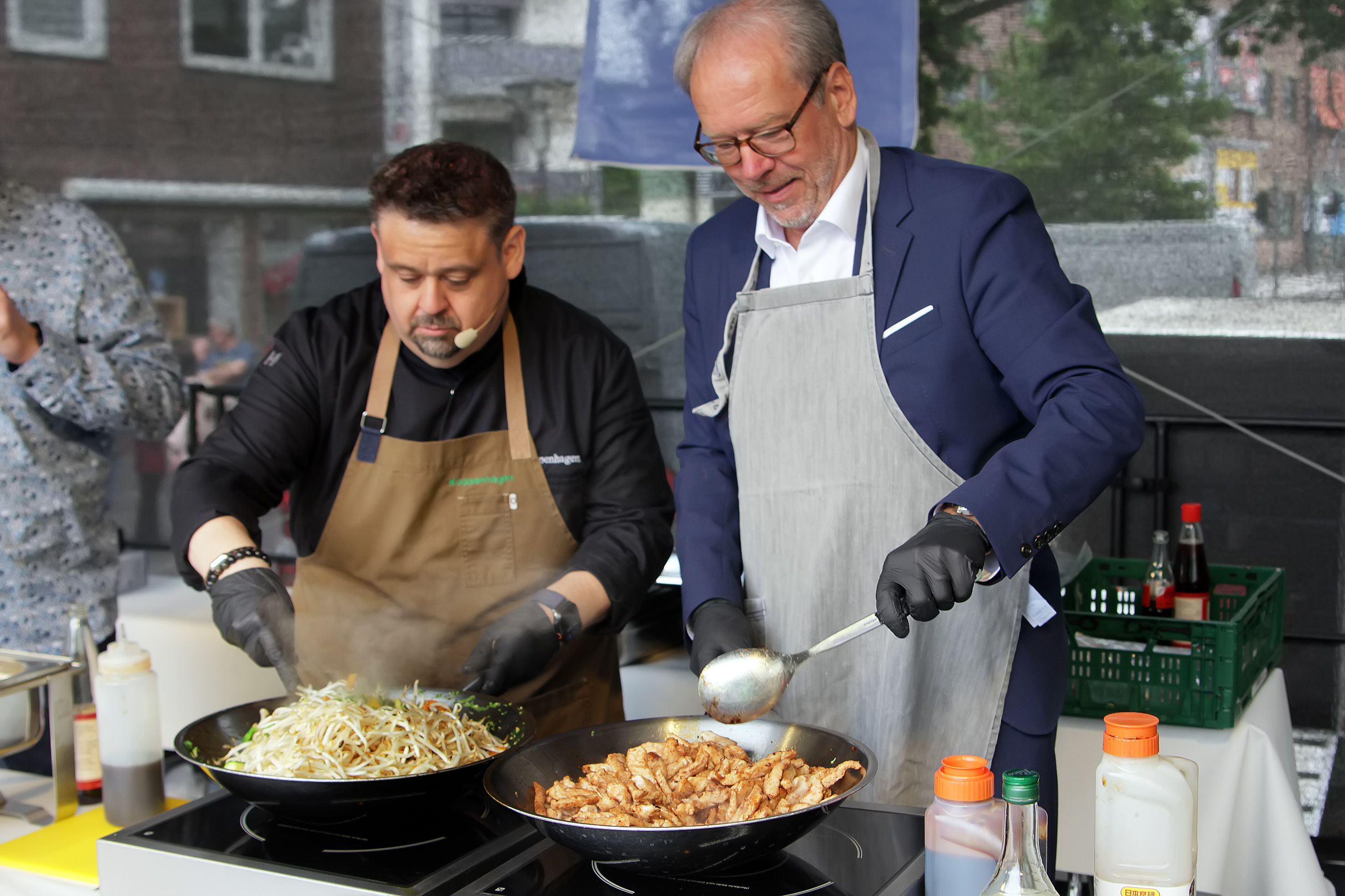 Auf offener Bühne brutzelten Bürgermeister Volker Mießeler (r.) und Showkoch Volker Koppenhagen eine asiatische Gemüsepfanne, die anschließend in vielen kleinen Portionen unters dankbare Volk gebracht wurde.