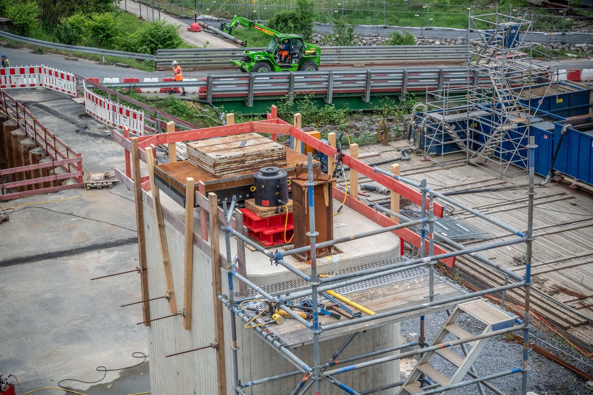 Einsetzen eines großen Stahlelements auf Stützen der Leverkusener Brücke. Bild: Ralf Krieger