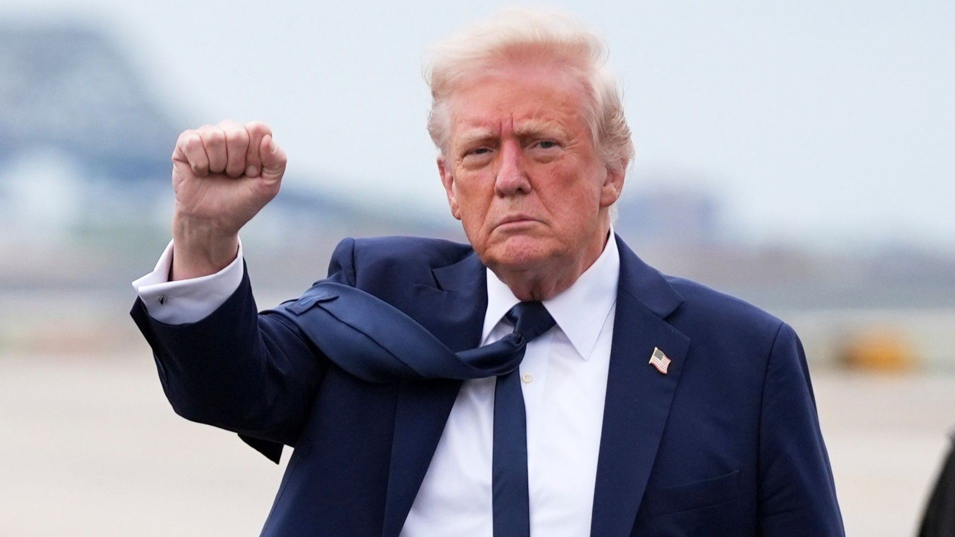 US-Präsident Donald Trump gestikuliert bei seiner Ankunft am Newark Liberty International Airport. (Archivbild)
