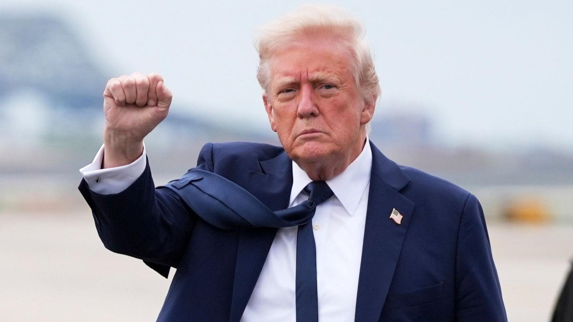 US-Präsident Donald Trump gestikuliert bei seiner Ankunft am Newark Liberty International Airport. (Archivbild)