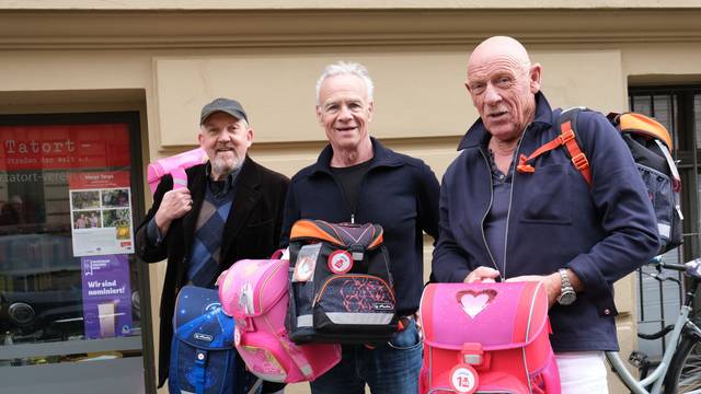 Die Tatort Köln-Schauspieler Dietmar Bär, Klaus J. Behrendt und Joe Bausch vom freuen sich über neue Schulranzen-Sets für Kölner Kinder.