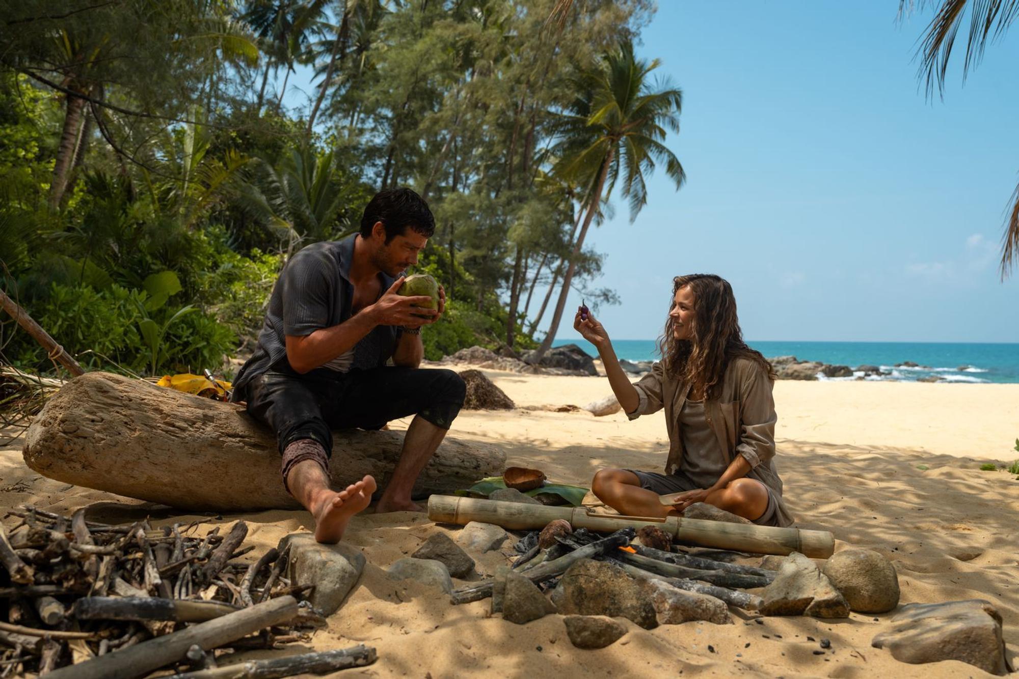 Bradley (Dylan O'Brien) beharrt darauf, dass er der Chef und Linda (Rachel McAdams) die Angestellte ist - aber damit erzielt er in „Send Help“ irgendwann nicht mehr die gewünschte Wirkung. (Bild: Leonine / 2026 20th Century Studios. All Rights Reserved.)