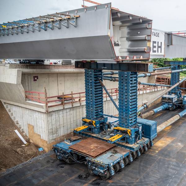 Einsetzen eines großen Stahlelements auf Stützen der Leverkusener Brücke. Bild: Ralf Krieger