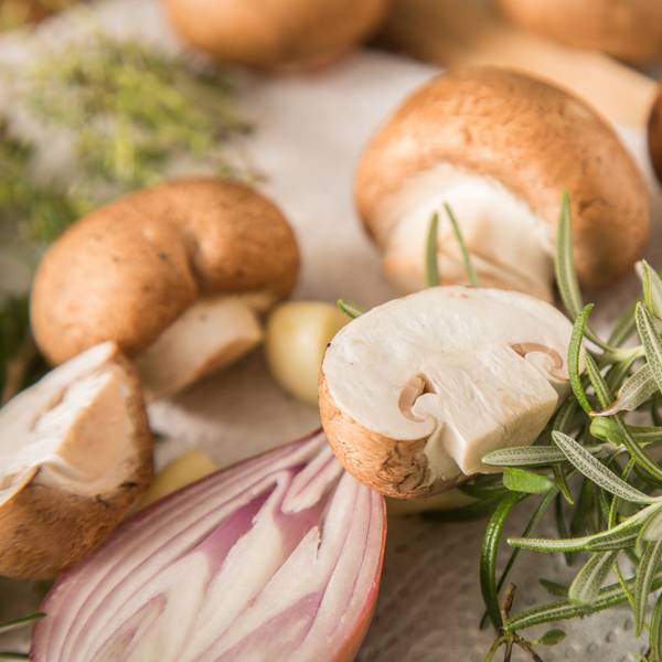 Champignons mit Schalotten und Kräutern