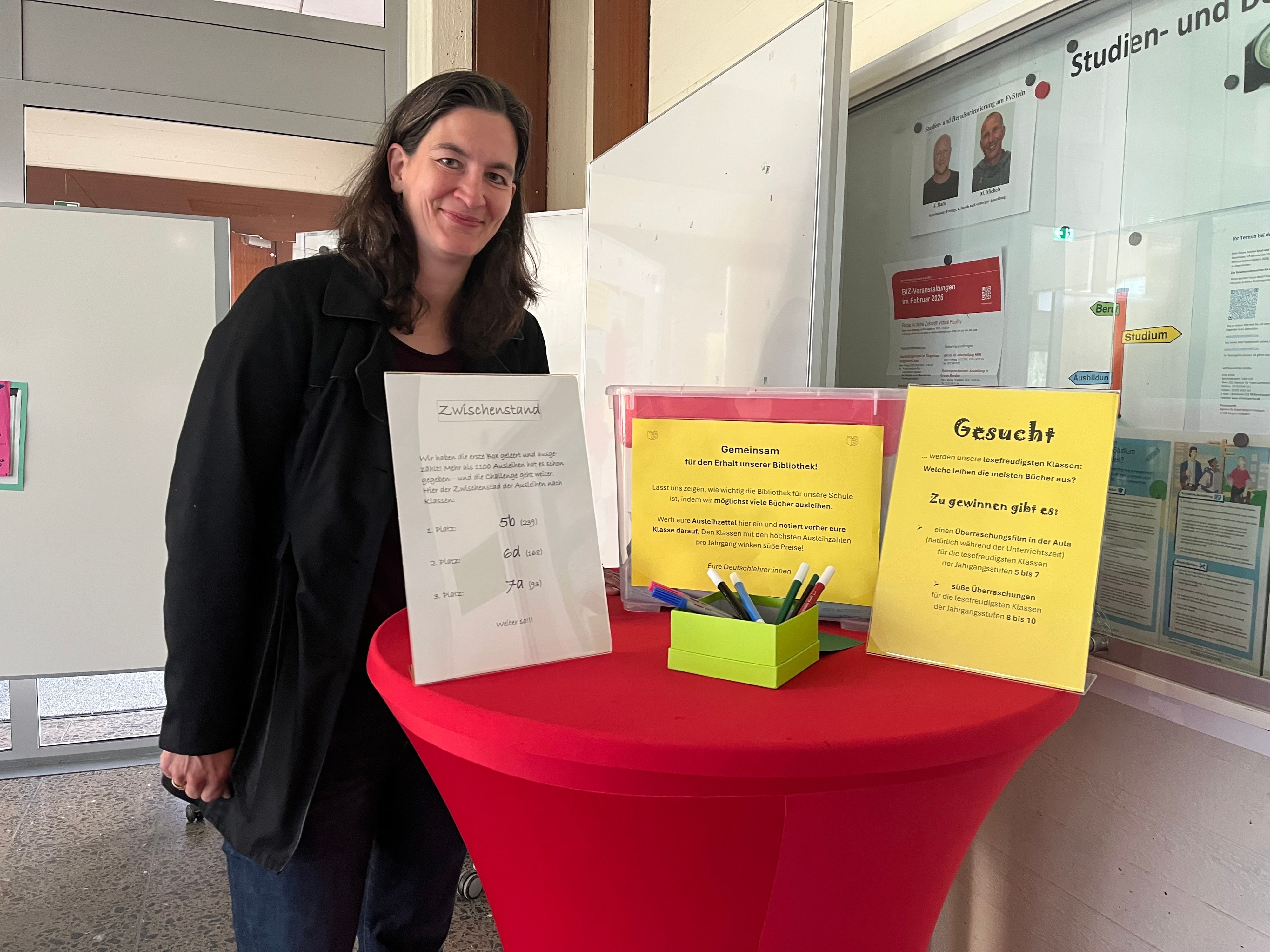 Ehrenamtlerin Insa Flothow mit dem Stand der Lese-Challenge.