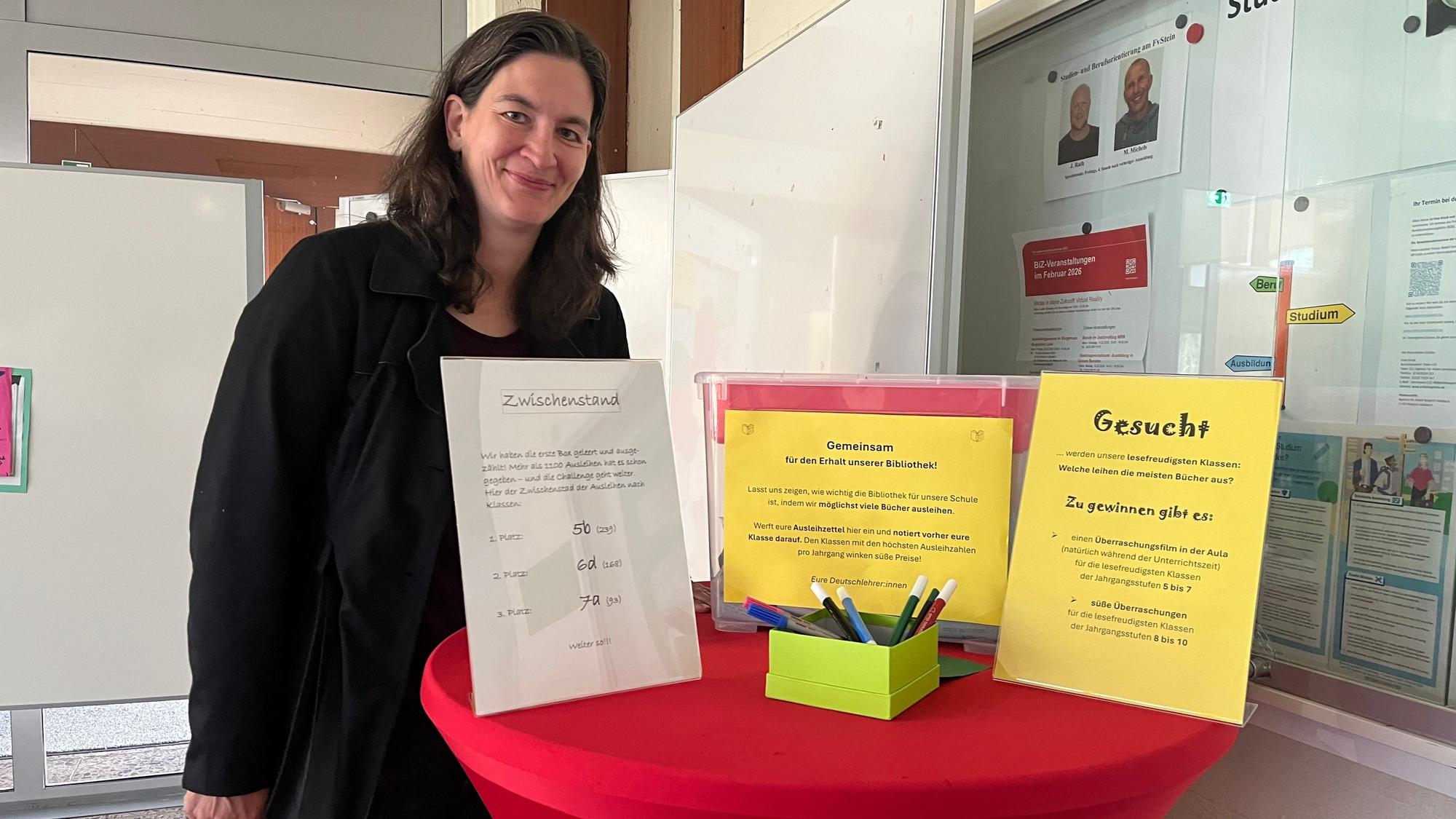 Ehrenamtlerin Insa Flothow mit dem Stand der Lese-Challenge.
