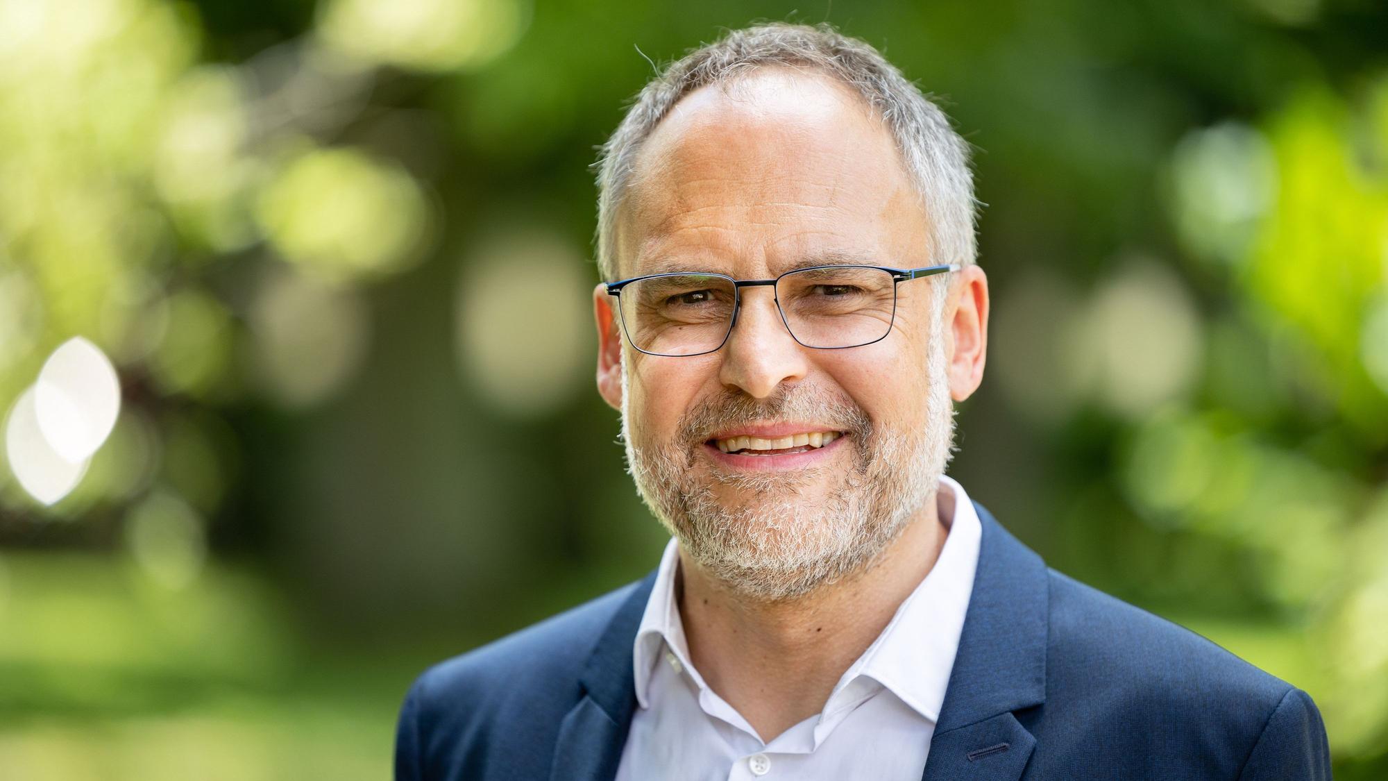 Prof. Dr. Klaus Meier Vizepräsident für Studium und Lehre schaut in die Kamera.