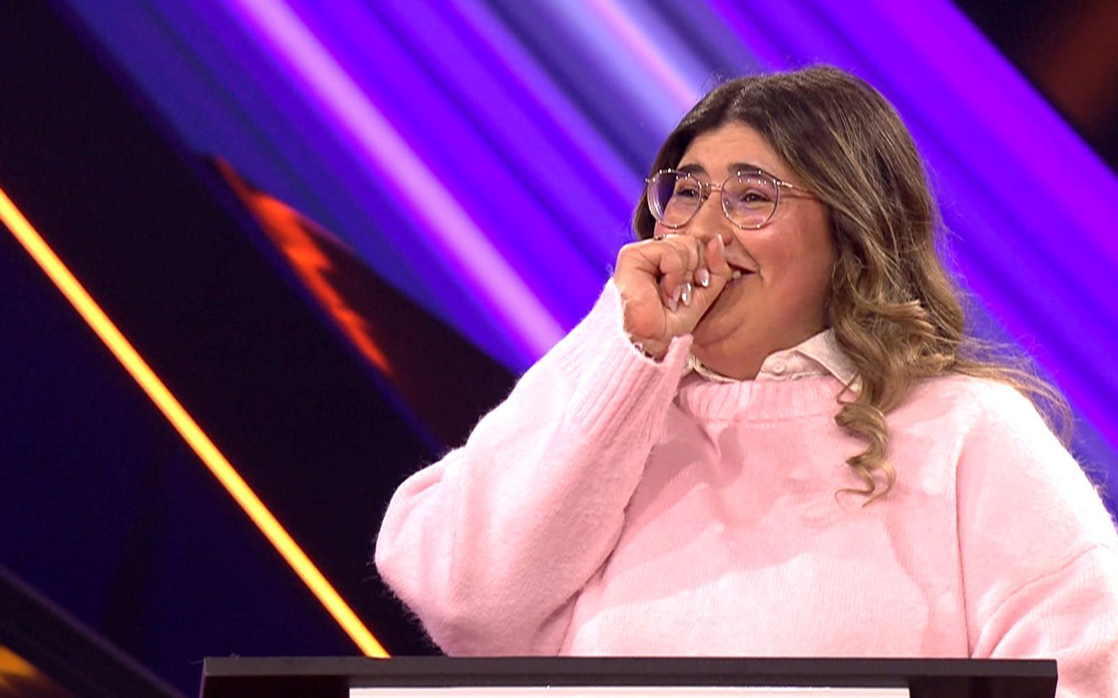 Kandidatin Gizem bringt den Moderator mit einer Geschichte zum Staunen.  (Bild: RTL)