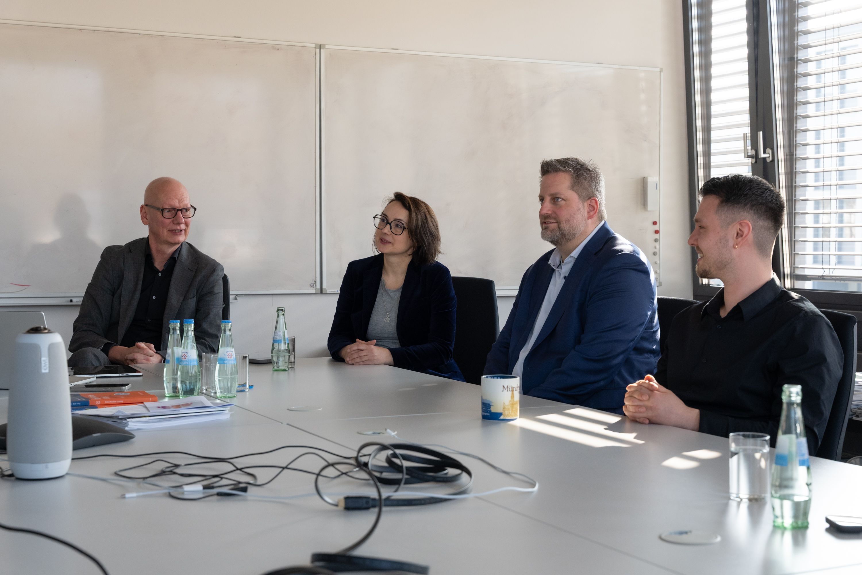 Prof. Thomas Bartz-Beielstein (v.l.), Prof. Irma Lindt, Prof. Christian Wolf und der Doktorand Alexander Hinterleitner im Gespräch über Möglichkeiten, wie die Wissenschaft den Unternehmen Unterstützung bieten kann.