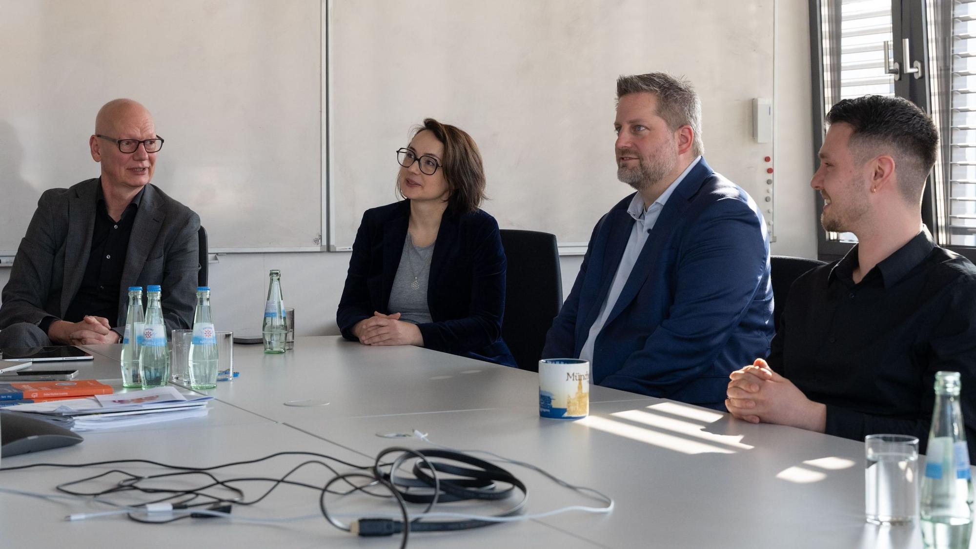 Prof. Thomas Bartz-Beielstein (v.l.), Prof. Irma Lindt, Prof. Christian Wolf und der Doktorand Alexander Hinterleitner im Gespräch über Möglichkeiten, wie die Wissenschaft den Unternehmen Unterstützung bieten kann.