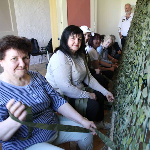Der Verein „Sankt Augustin and friends hilft“ fertigt Tarnnetze für den Fronteinsatz in der Ukraine