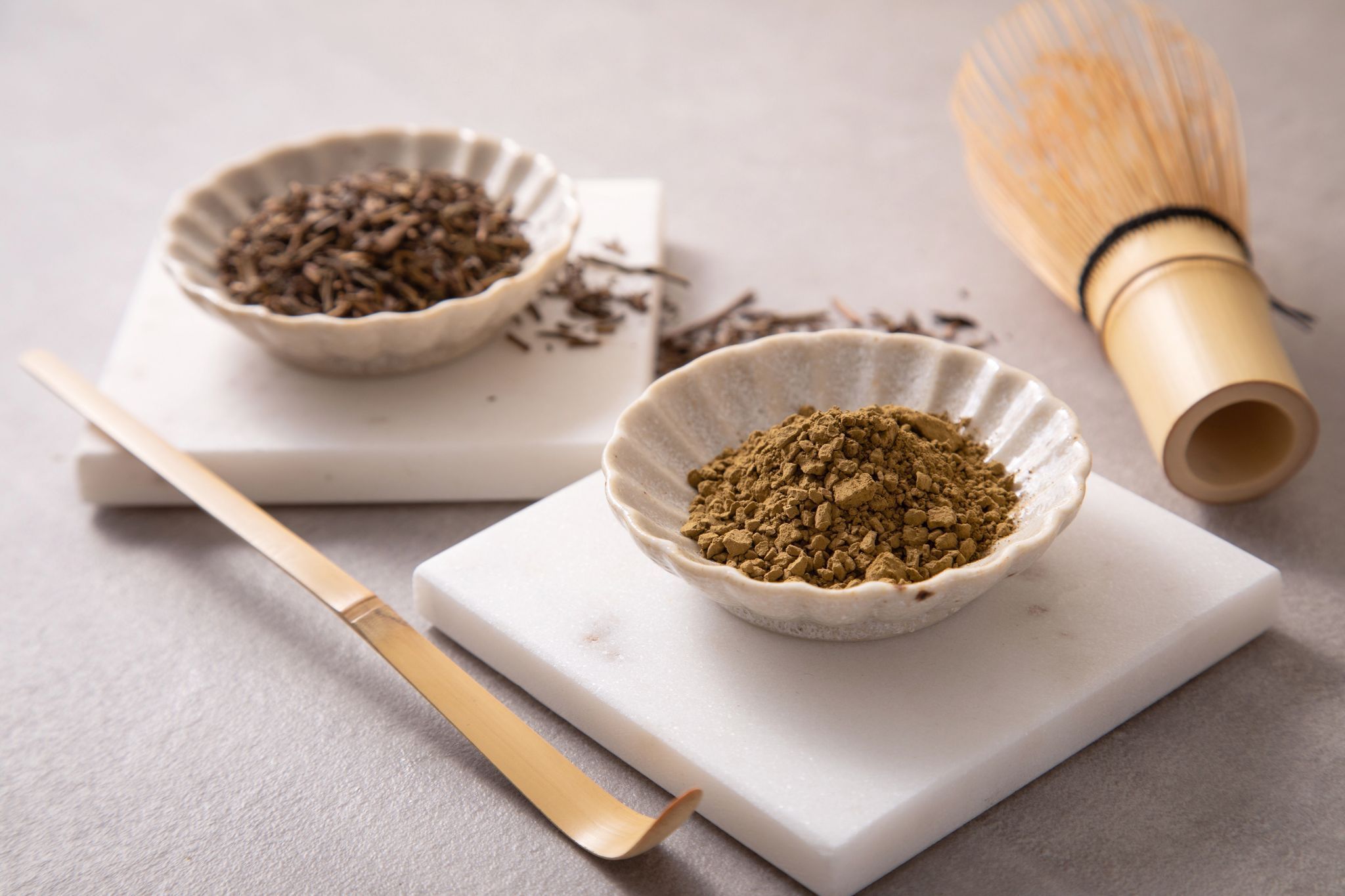 Hojicha Tee als ganzes Blatt und als Pulver