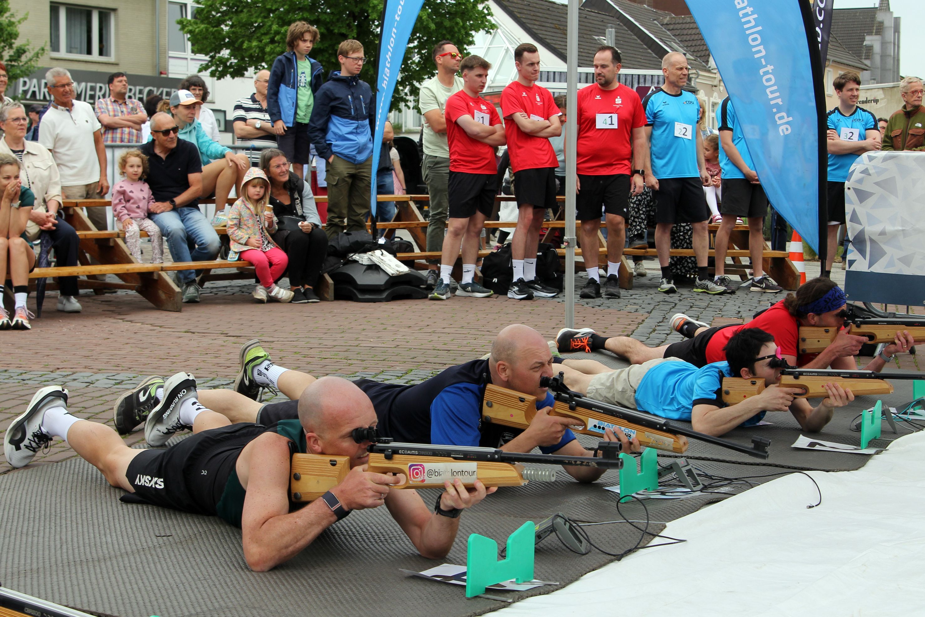 Der City-Biathlon, bei dem insgesamt zwölf tapfer Staffeln mitliefen und -schossen, war das sportliche Glanzlicht beim „Bergheimer Frühling“.