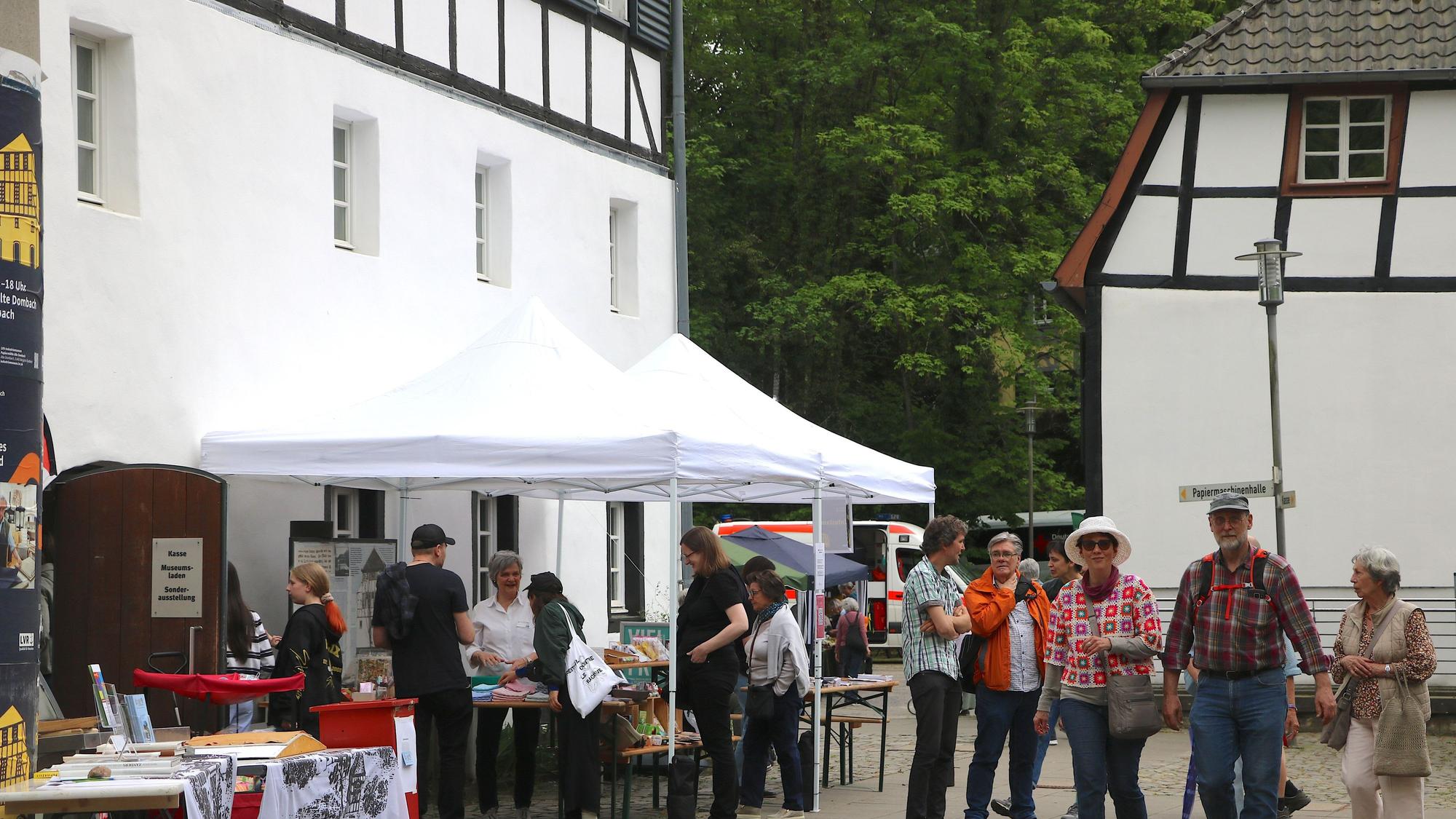 Das Foto zeigt Besucher des Papiermarktes