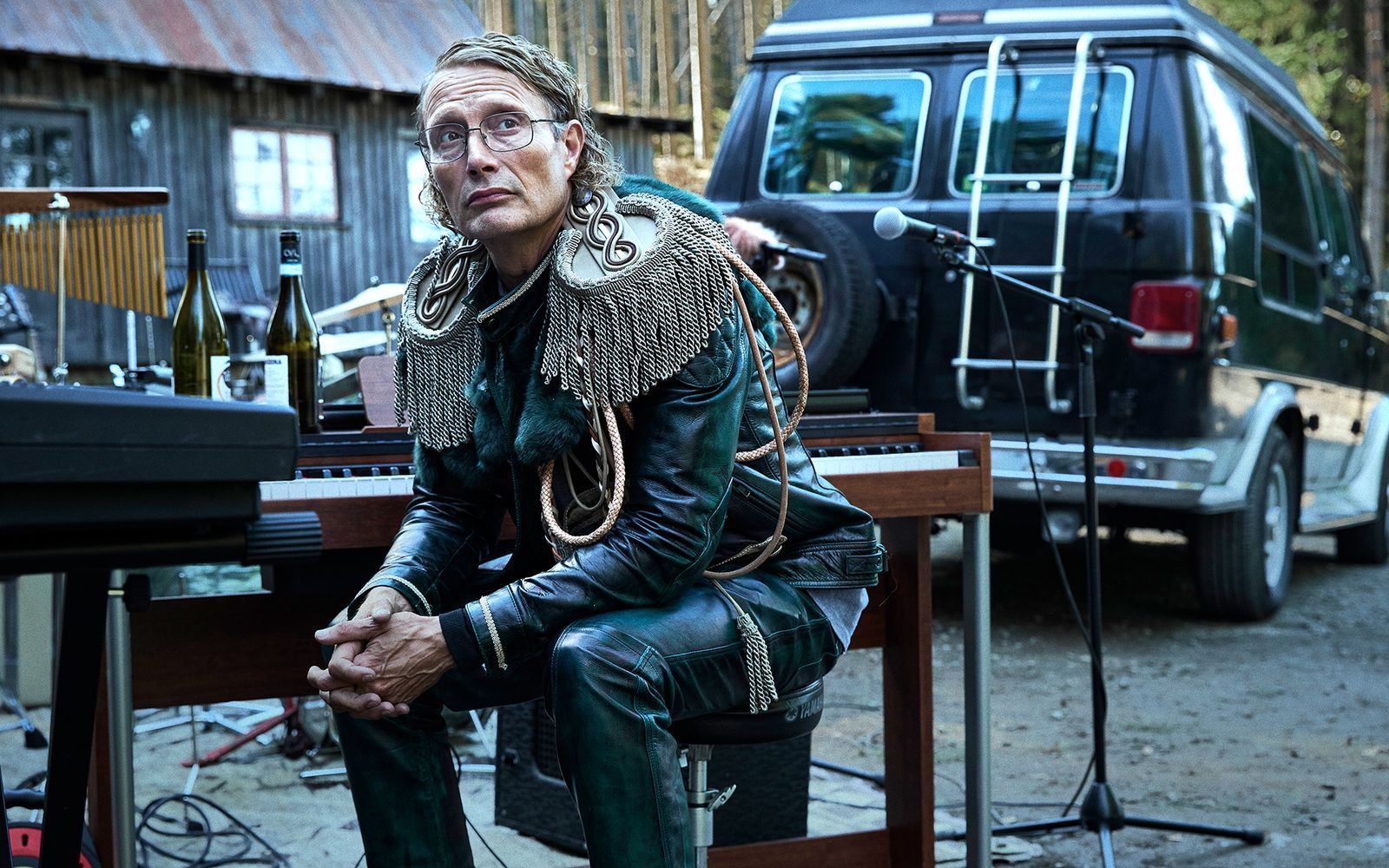 Der unter einer Identitätsstörung leidende Manfred (Mads Mikkelsen) lebt in seiner ganz eigenen Welt. (Bild: Neue Visionen Filmverleih / Splendid Film)