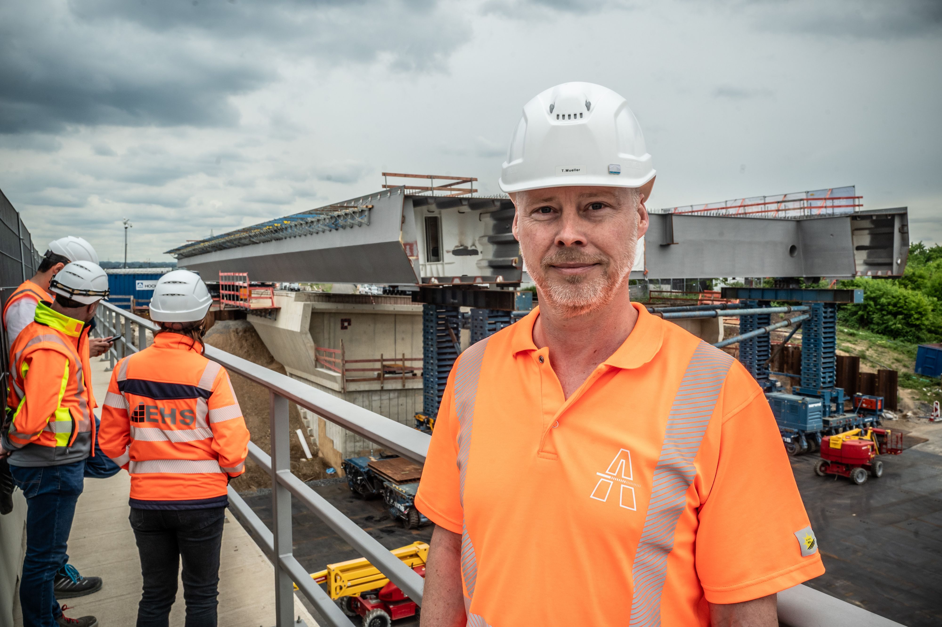 Thomas Müller, Projektleiter Leverkusener Brücke. Einsetzen eines großen Stahlelements auf Stützen der Leverkusener Brücke. Bild: Ralf Krieger