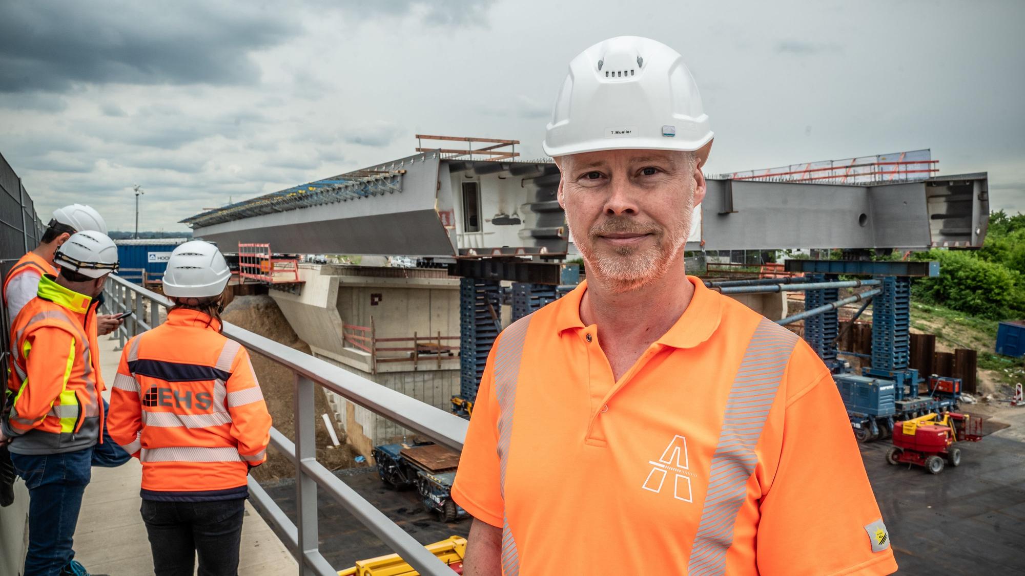 Thomas Müller, Projektleiter Leverkusener Brücke. Einsetzen eines großen Stahlelements auf Stützen der Leverkusener Brücke. Bild: Ralf Krieger
