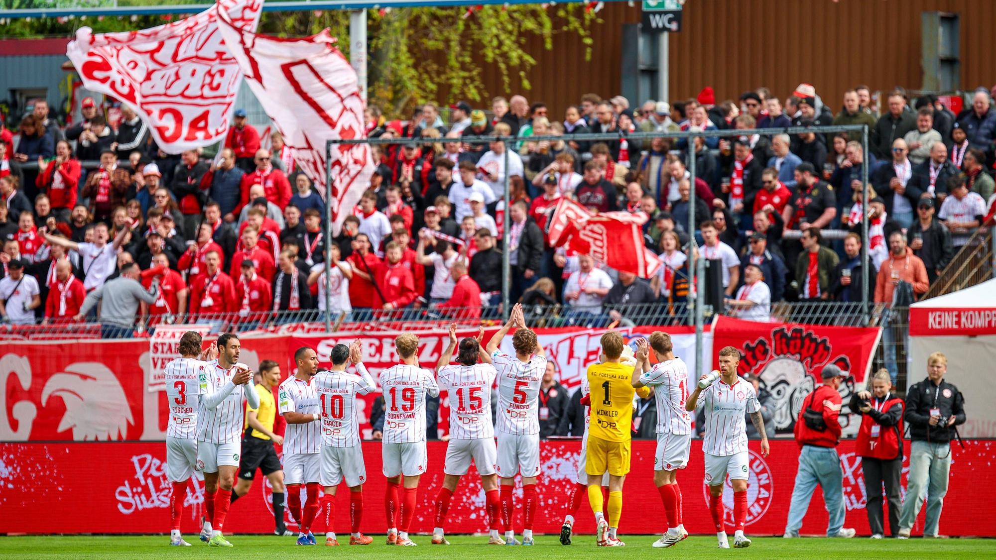 SC Fortuna Köln jubelnd vor den Fans in der Fankurve.