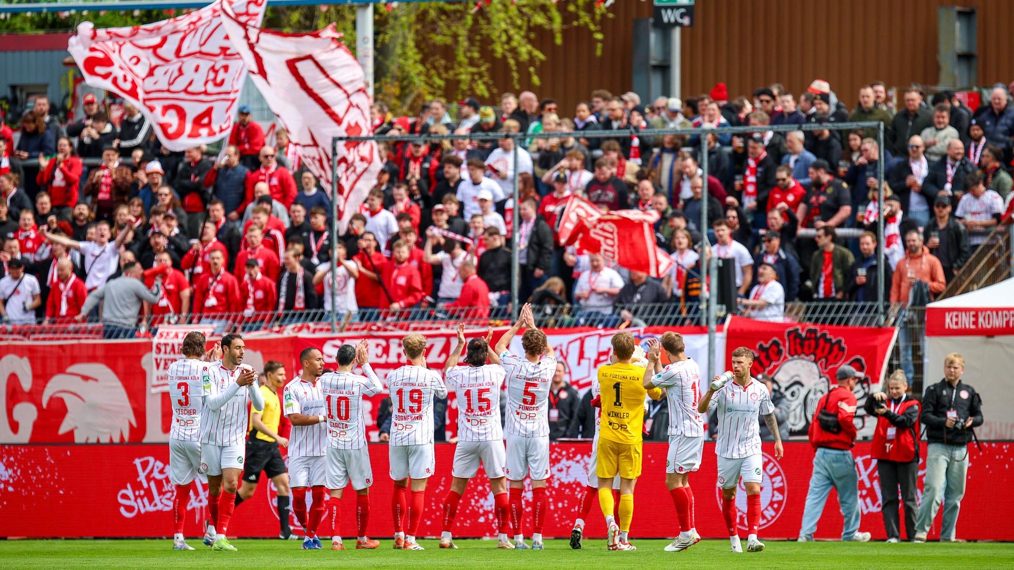 12.04.2026, xsefx, Fußball, Regionalliga West, SC Fortuna Köln - FC Schalke 04 II U23, 29. Spieltag, Südstadion Köln, Saison 2025 2026: SC Fortuna Köln jubelnd vor den Fans in der Fankurve. DFB regulations prohibit any use of photographs as image sequences and or quasi-video. Photo: xSabinexEffgenxPressefotoKochx Nordrhein-Westfalen Deutschland *** 12 04 2026, xsefx, Fußball, Regionalliga West, SC Fortuna Köln FC Schalke 04 II U23 , 29 Spieltag, Südstadion Köln, Saison 2025 2026 SC Fortuna Köln jubilant in front of the fans in the Fankurve DFB regulations prohibit any use of photographs as image sequences and or quasi video Photo xSabinexEffgenxPressefotoKochx Nordrhein Westfalen Germany