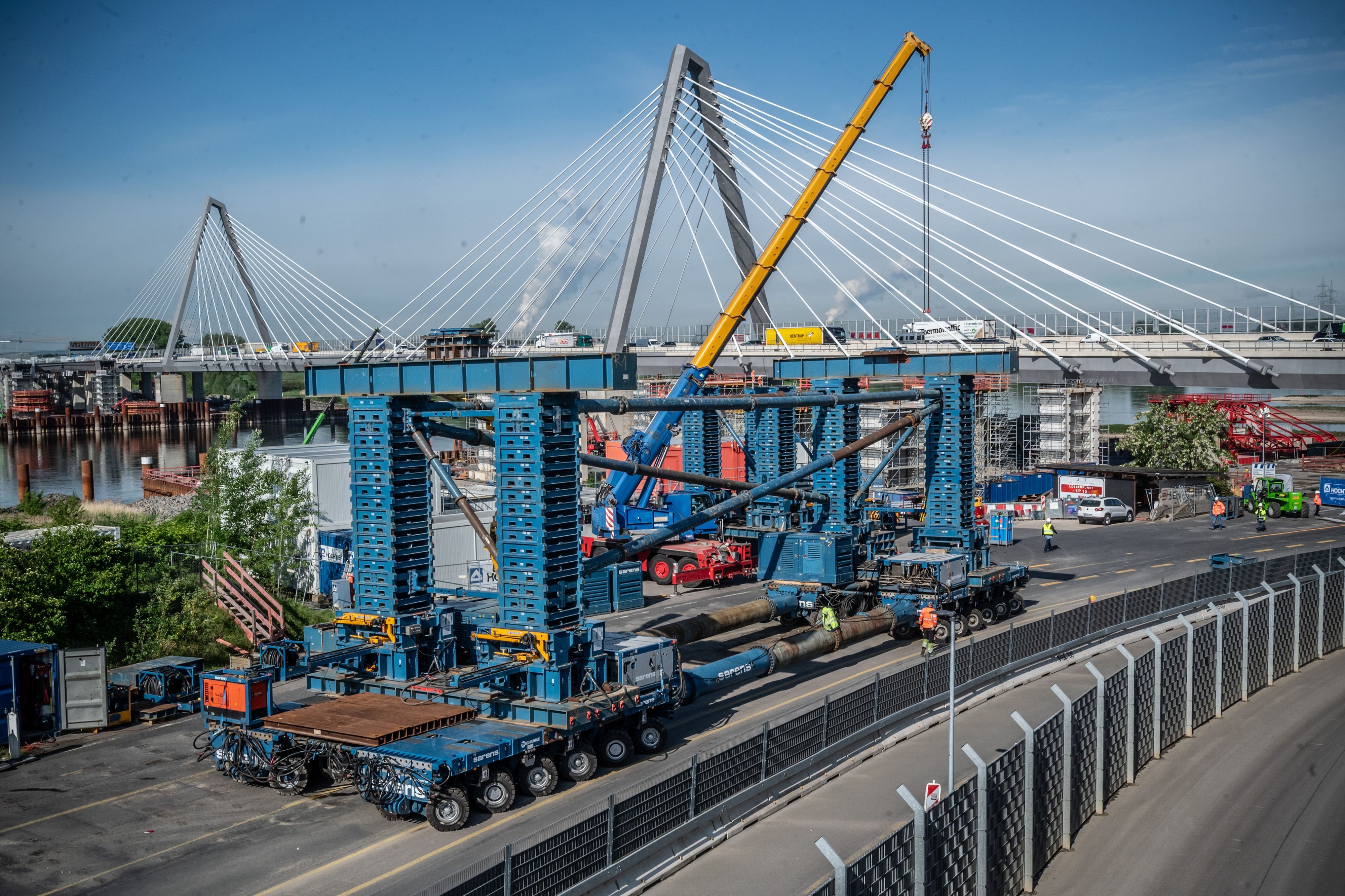 Einsetzen eines großen Stahlelements auf Stützen der Leverkusener Brücke. Bild: Ralf Krieger