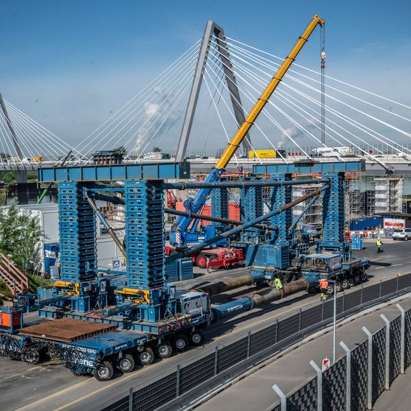 Einsetzen eines großen Stahlelements auf Stützen der Leverkusener Brücke. Bild: Ralf Krieger